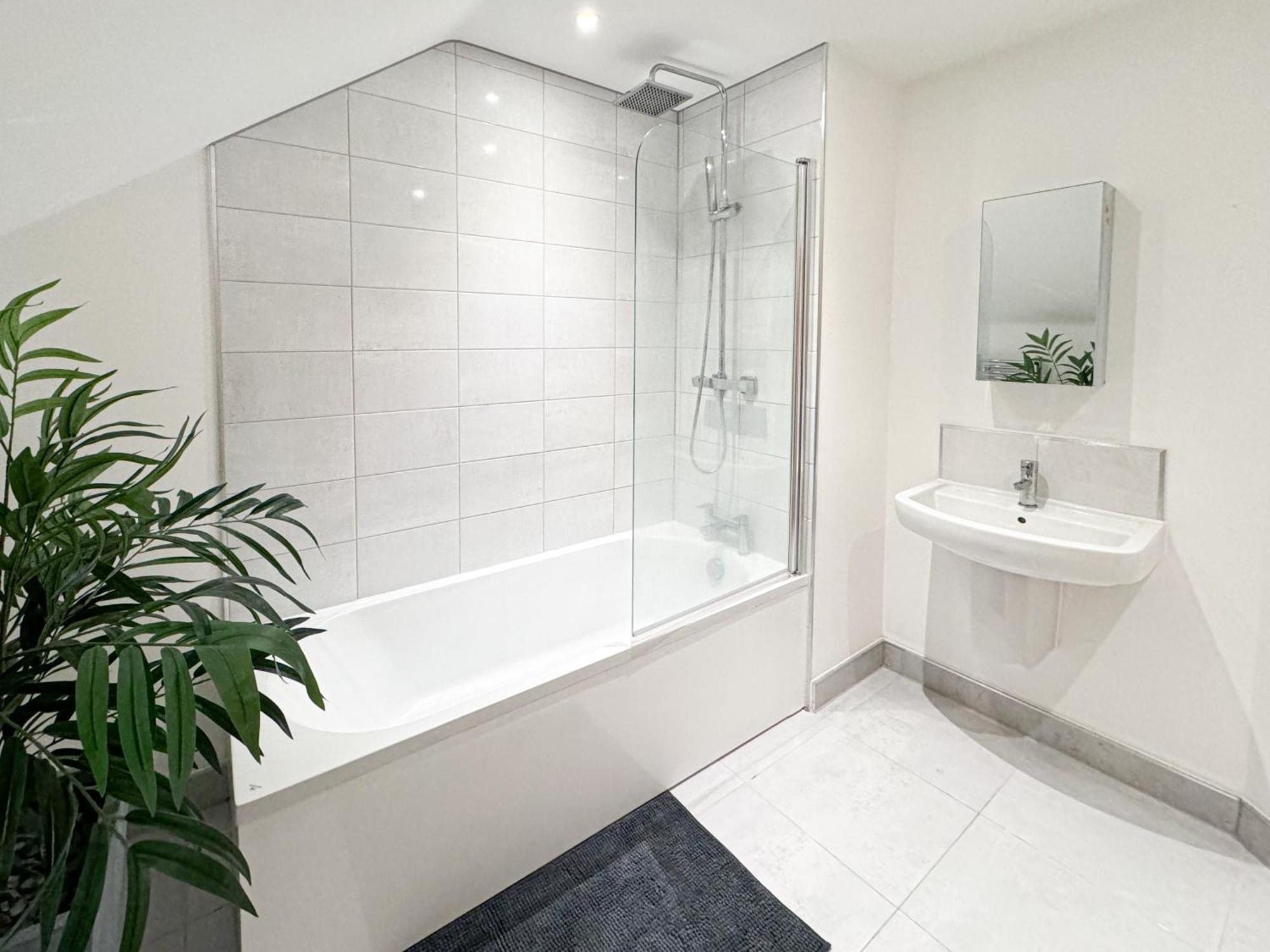 Free Parking - - Penthouse Apartment *