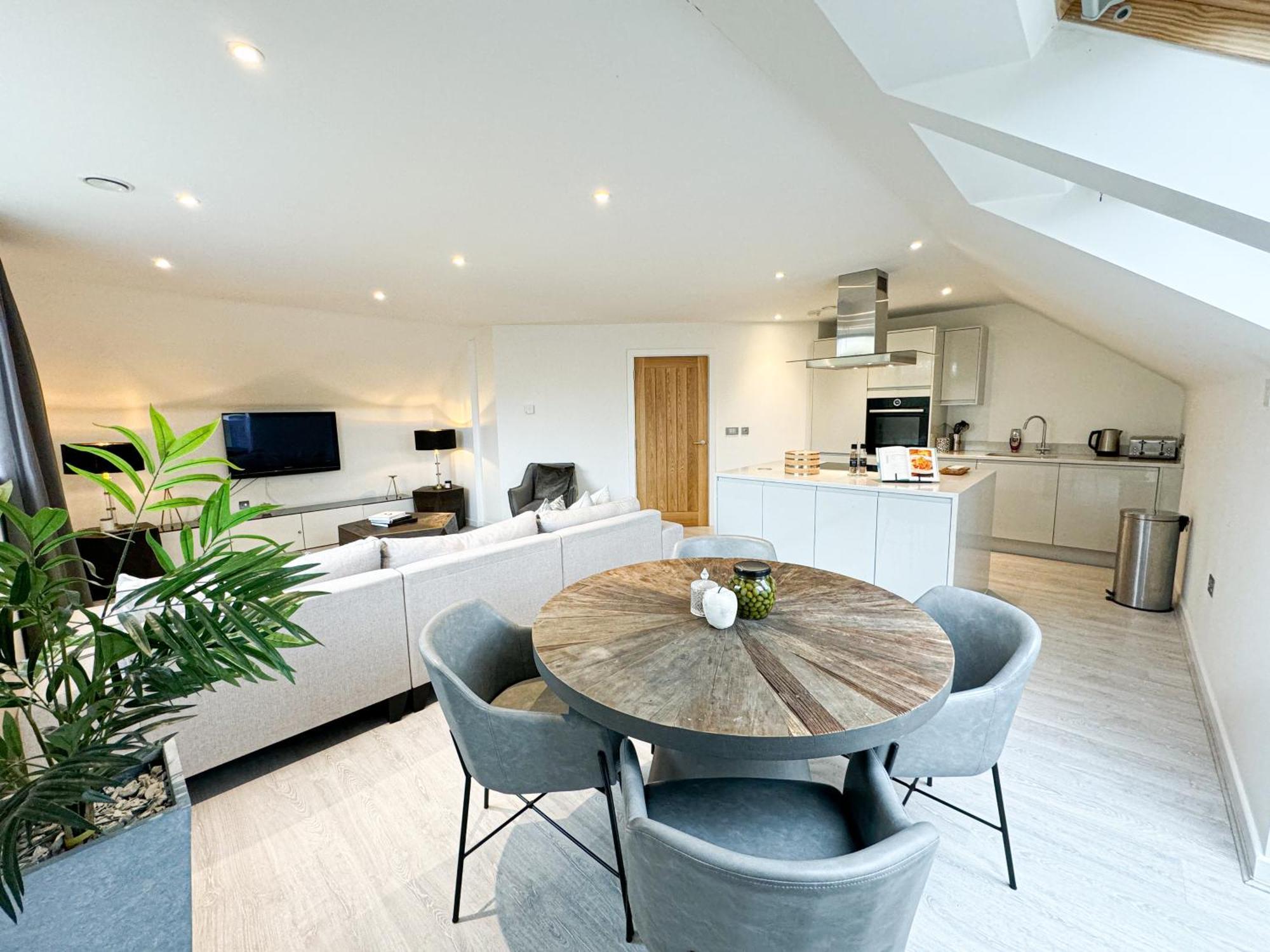 Free Parking - - Penthouse * York