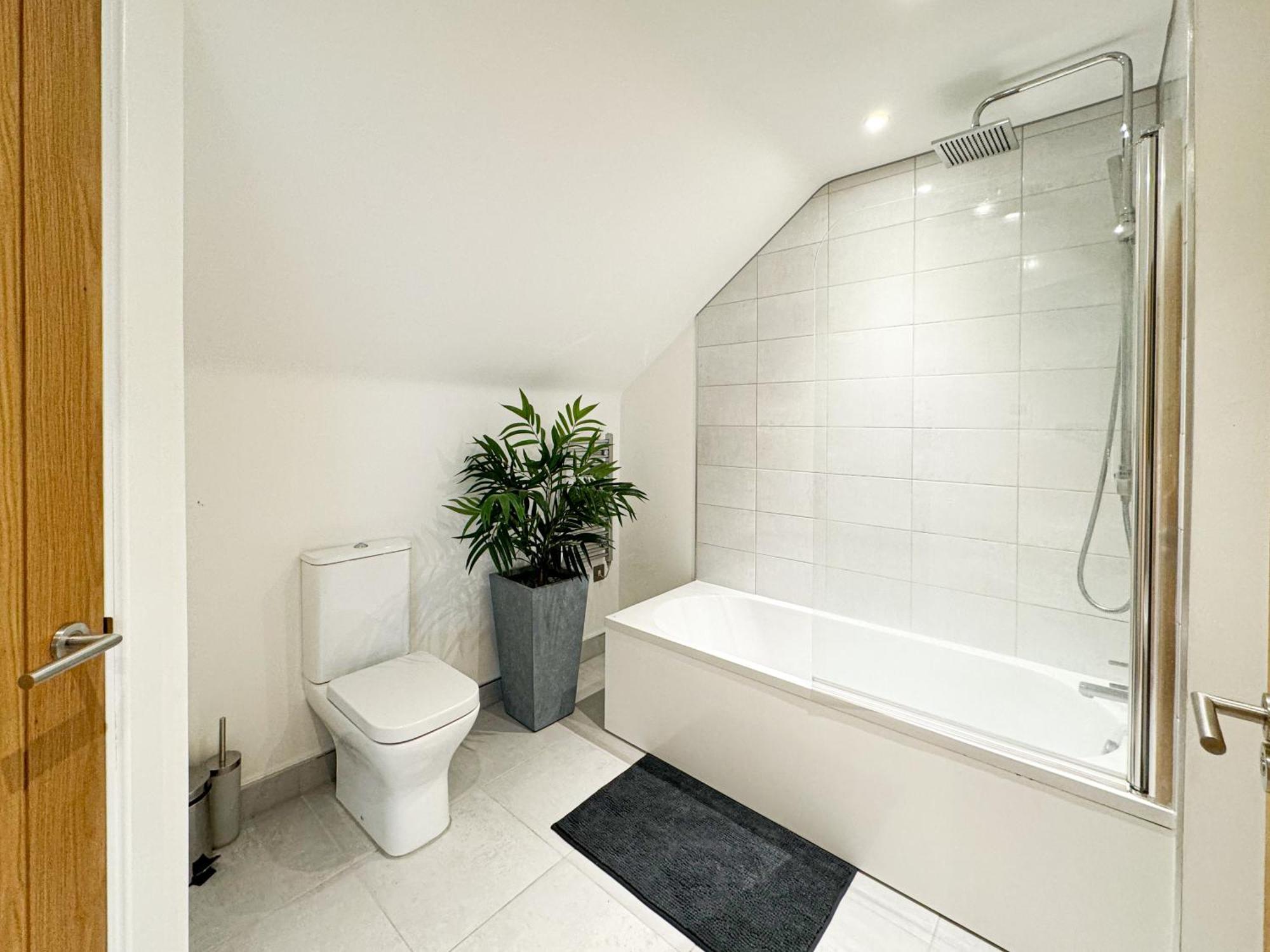 Free Parking - - Penthouse Apartment