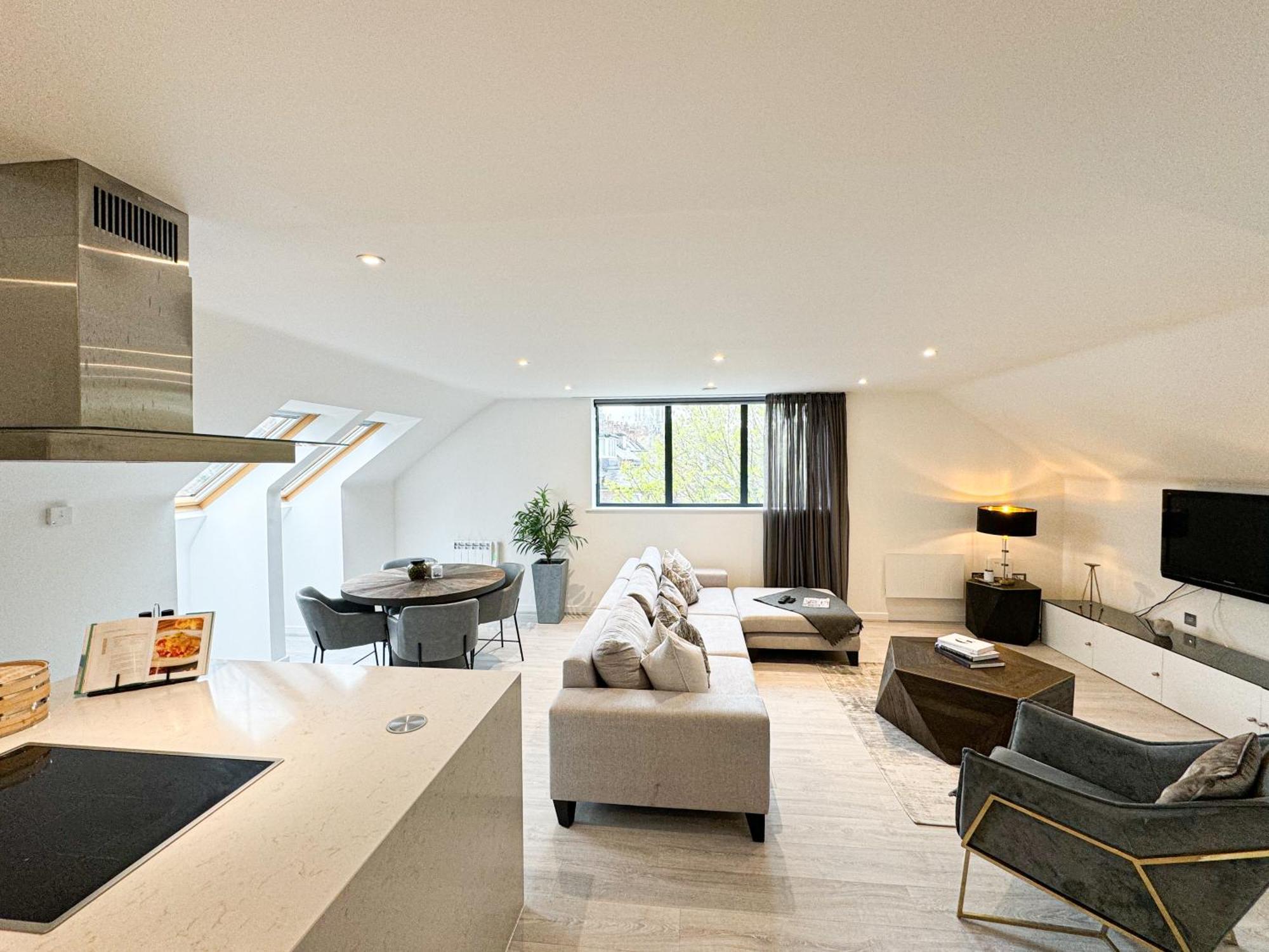 Free Parking - - Penthouse