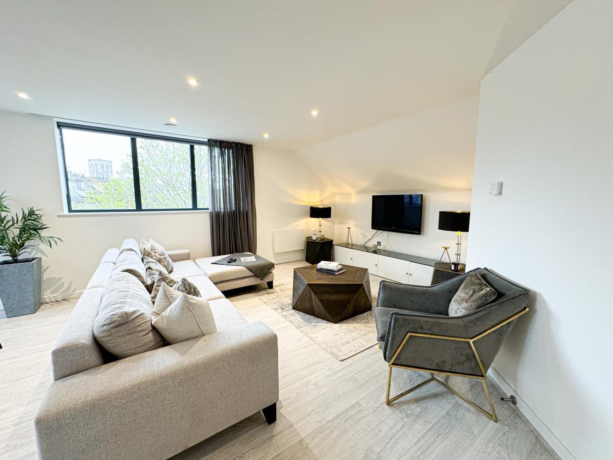 Free Parking - - Penthouse Apartment