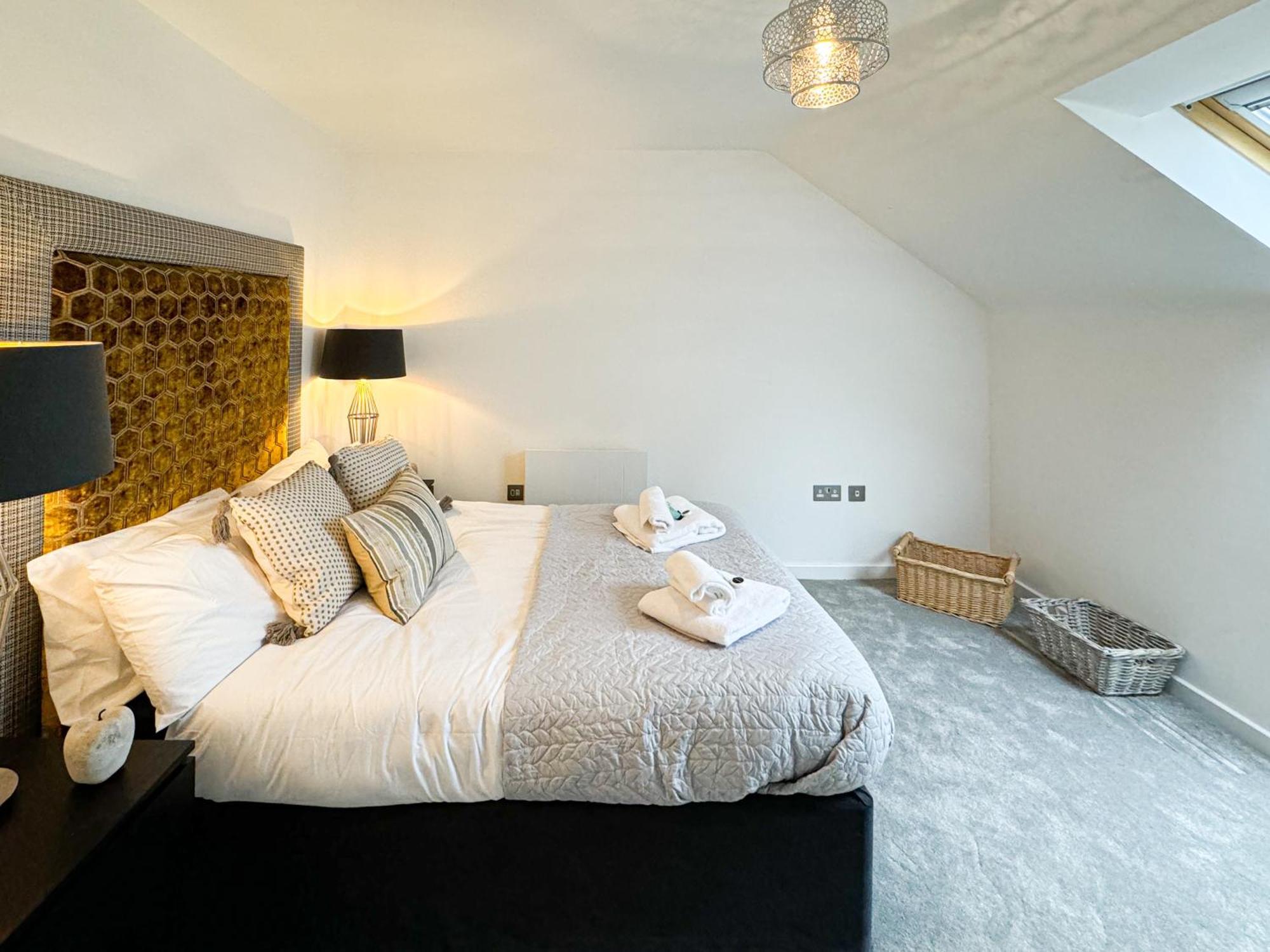 Free Parking - - Penthouse Apartment York
