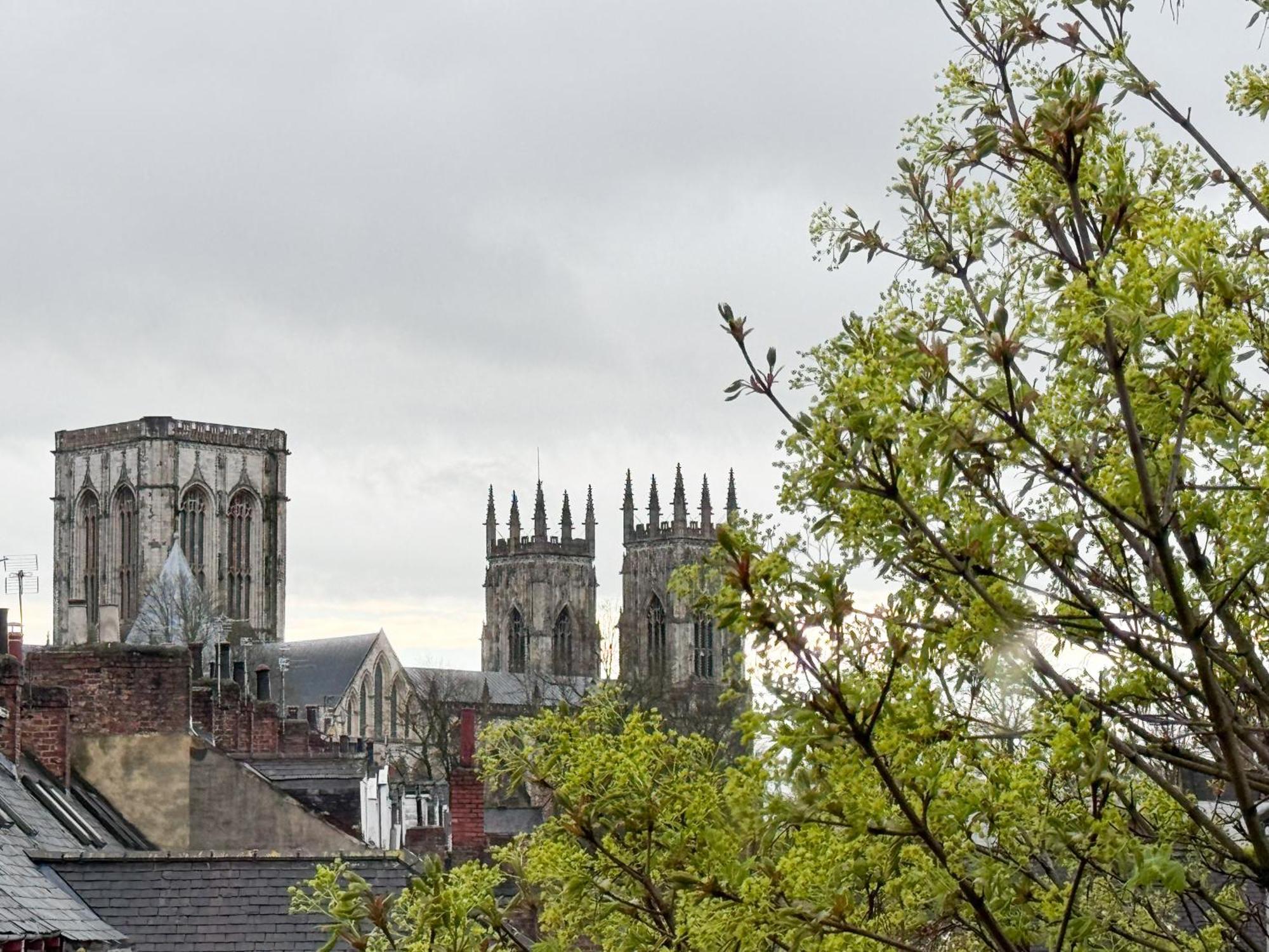 Free Parking - - Penthouse * York