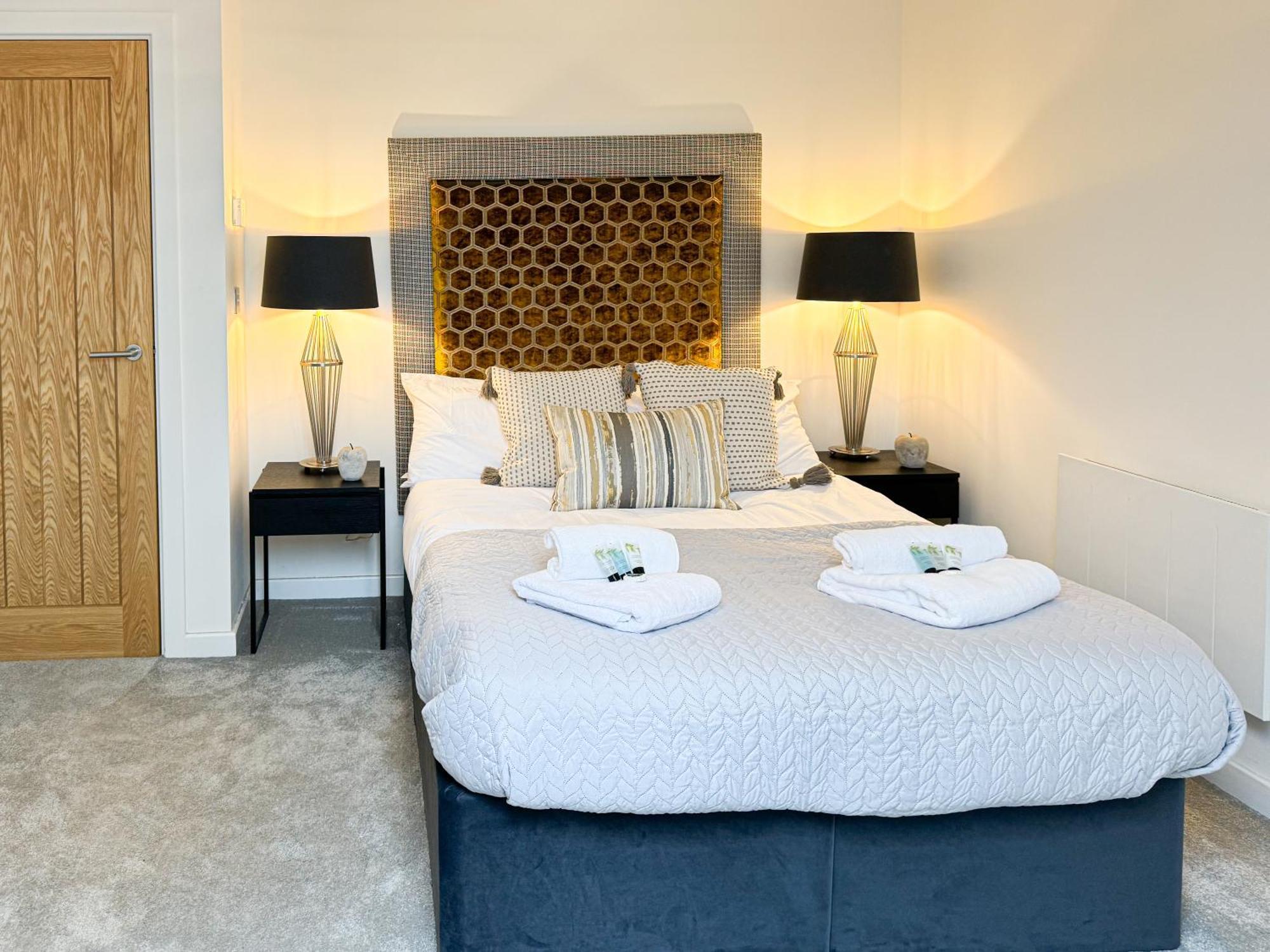 Free Parking - - Penthouse Apartment *