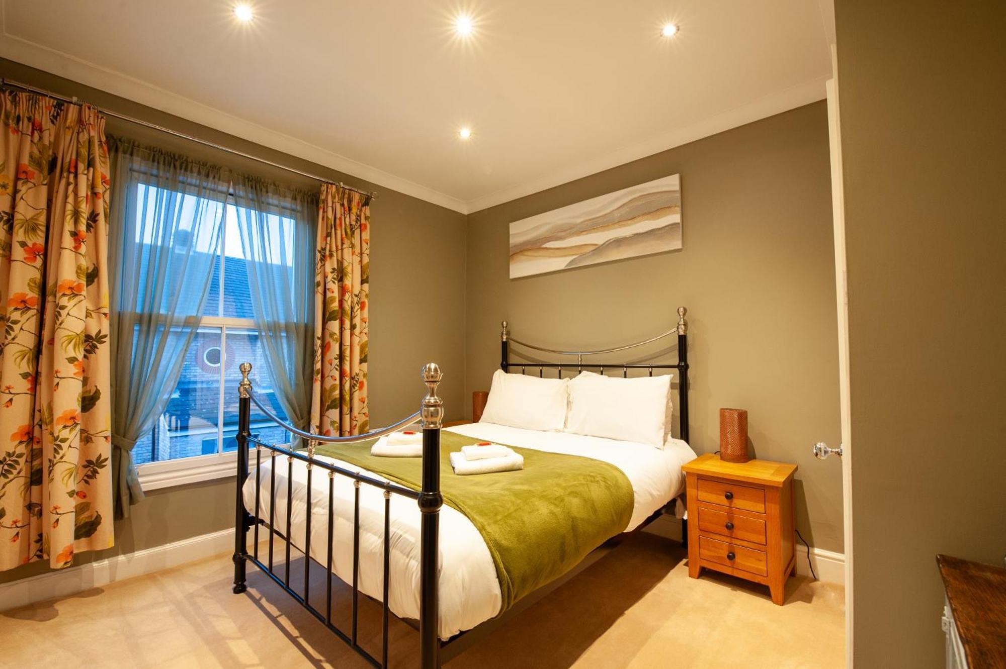 Clifford House - 4 Bed Within The Walls Holiday home