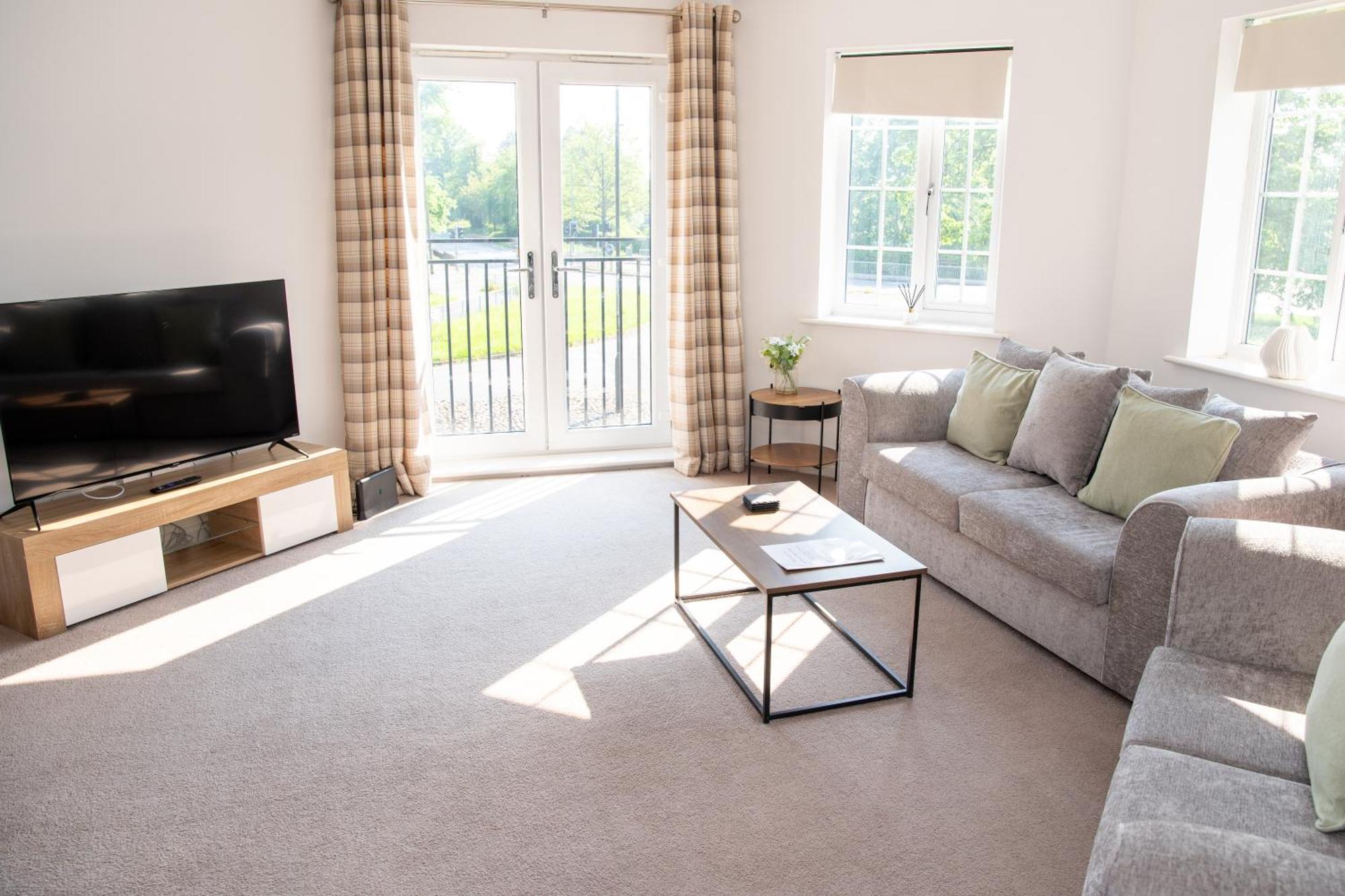 Apartment Spacious Retreat With Parking: Ideal For Families & Contractors