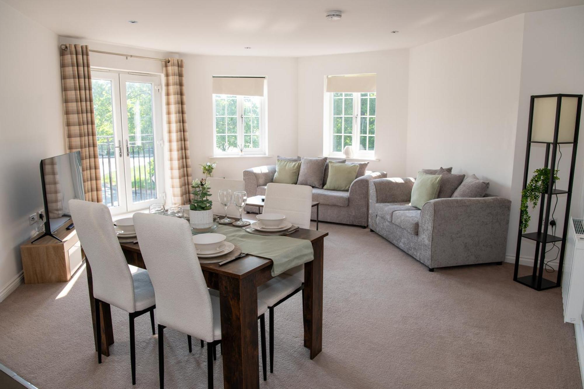 Spacious Retreat With Parking: Ideal For Families & Contractors Apartment York