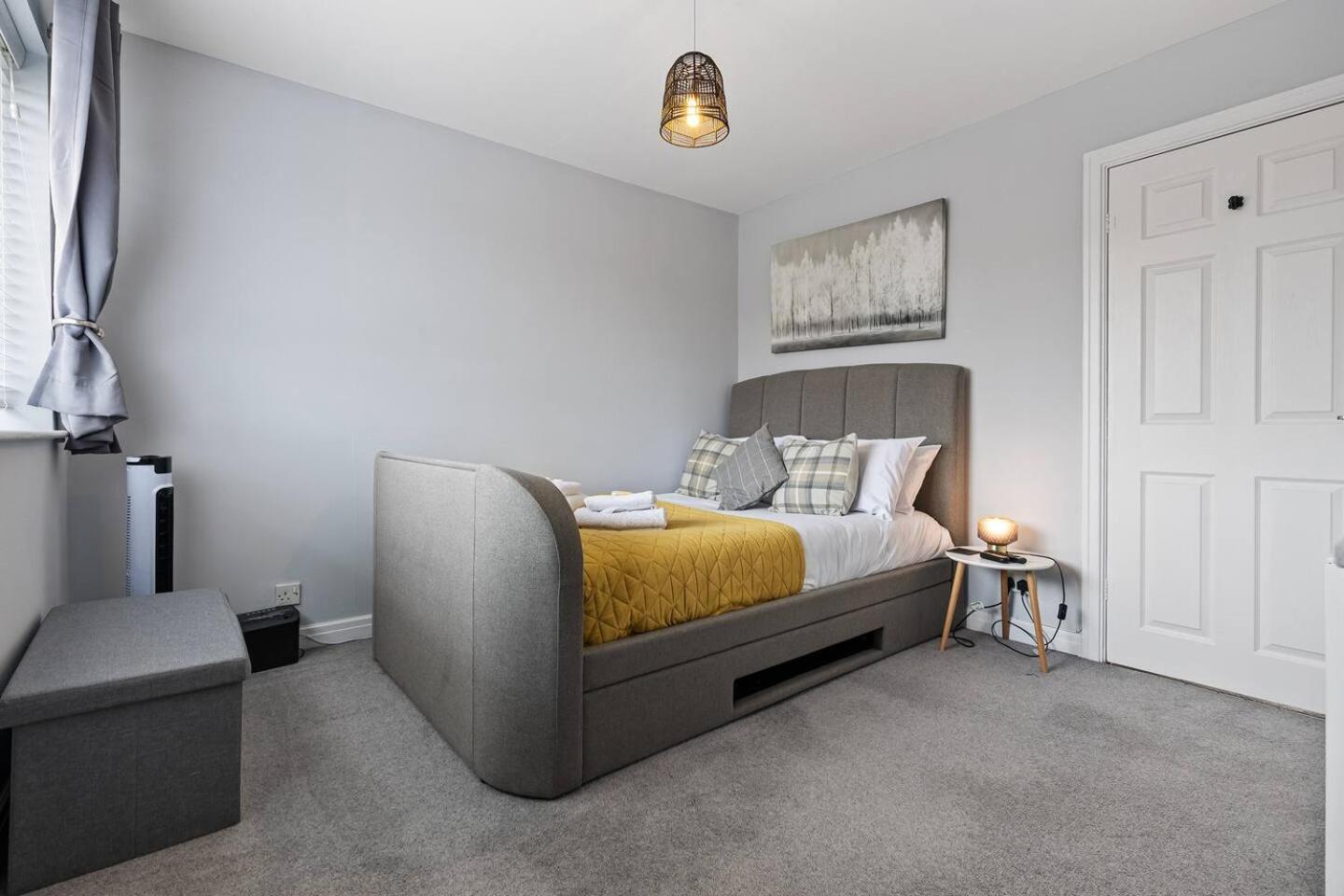 Pass The Keys 127 Bellhouse Way - Renovated Family For 2 Holiday home *