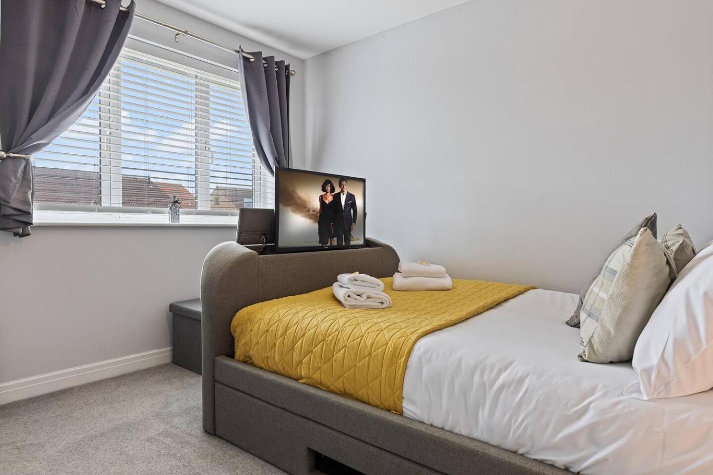 Pass The Keys 127 Bellhouse Way - Renovated Family For 2 *