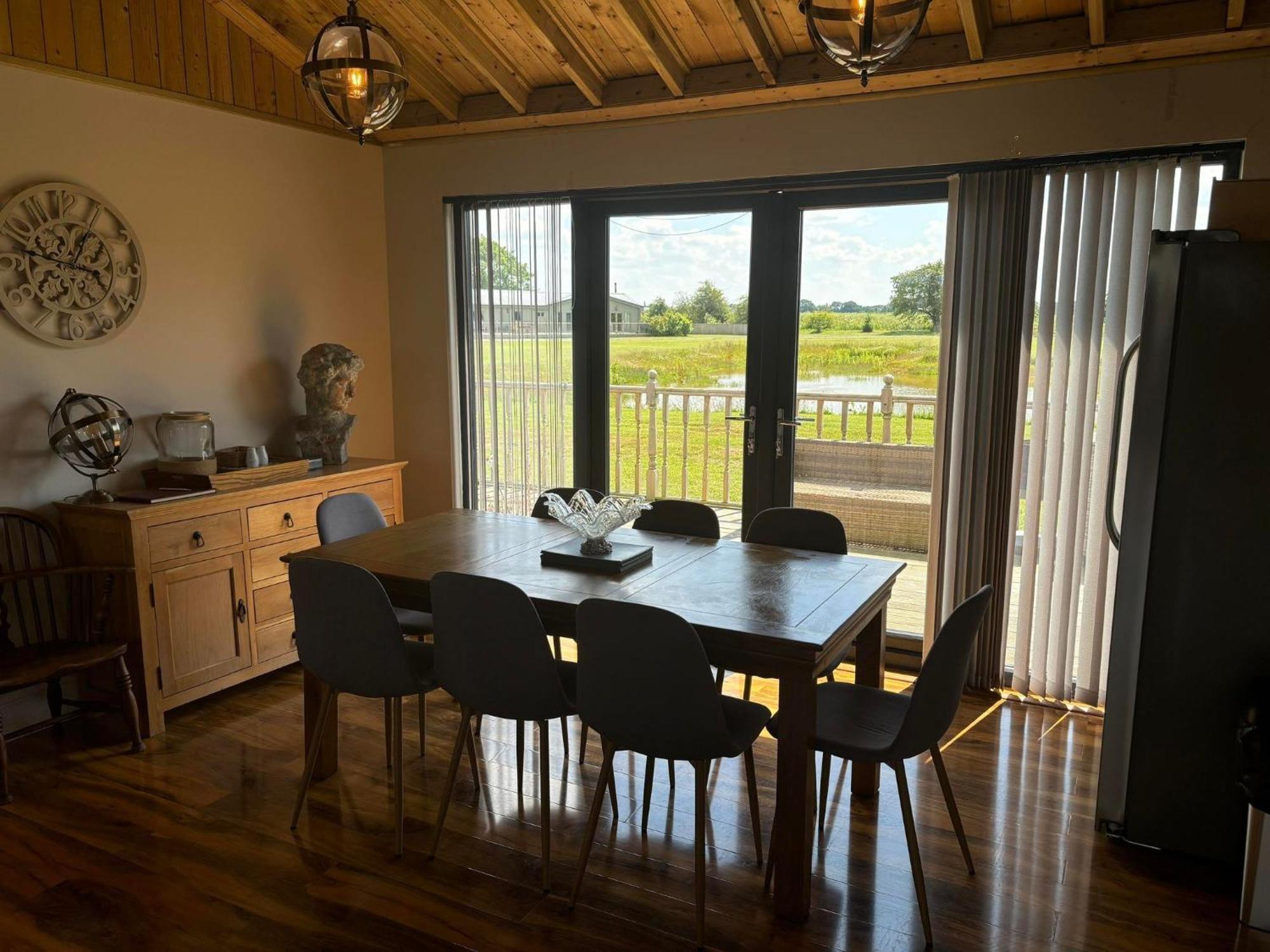4bed Sleeps8-pet Friendly-hot Tub-log Burner Holiday home