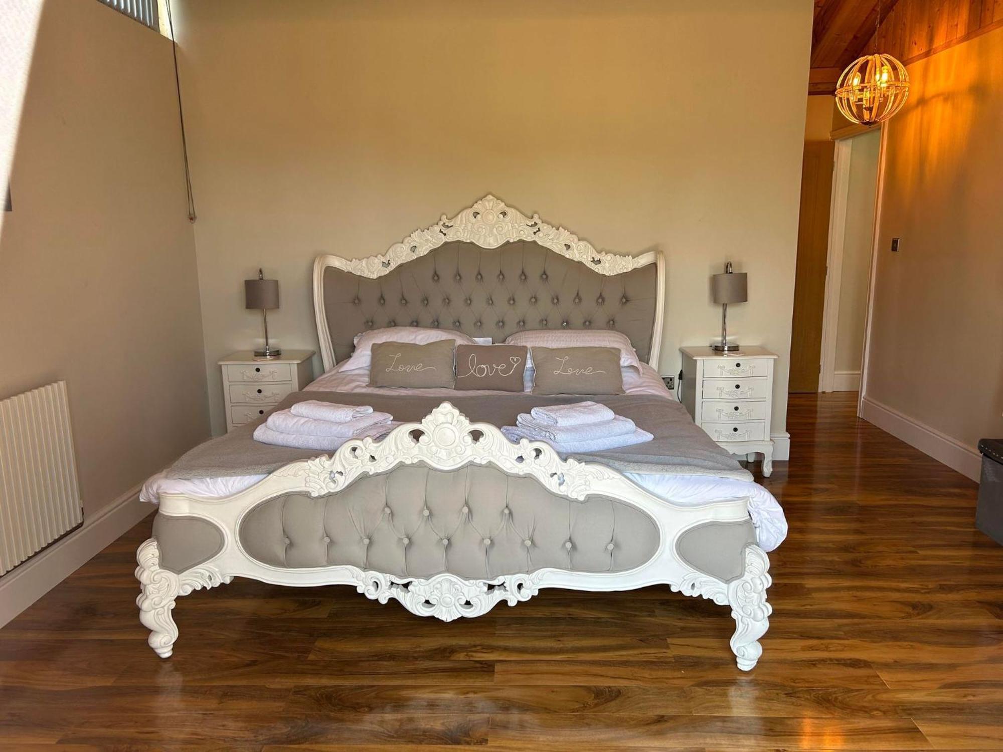 4bed Sleeps8-pet Friendly-hot Tub-log Burner Holiday home York