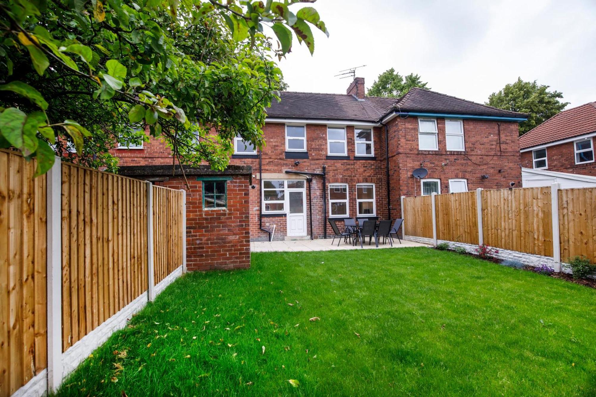 The Burton 3 Bedroom House Sleeps 6 Holiday home