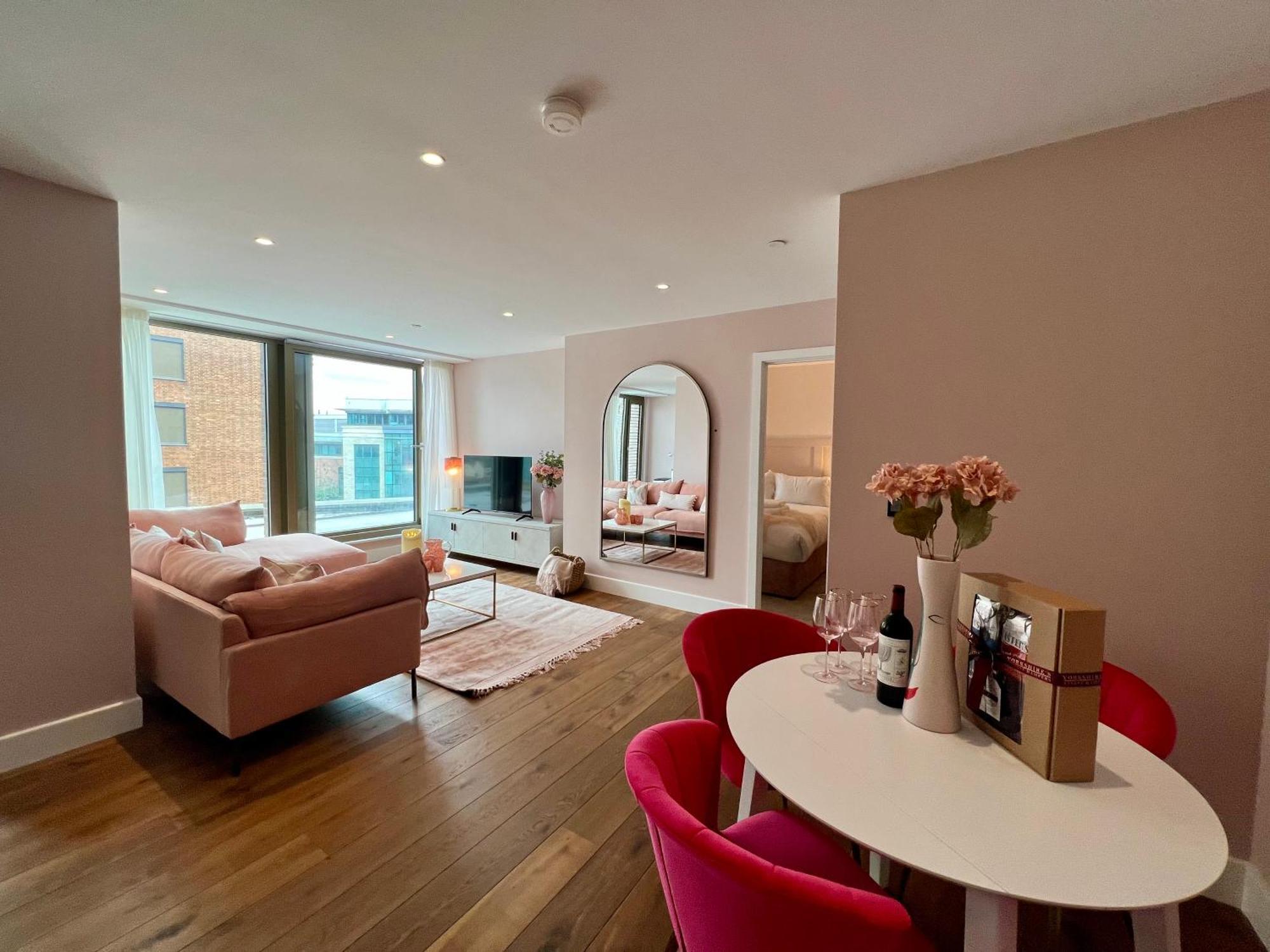 The Pink Palace At Ryedale House Apartment *