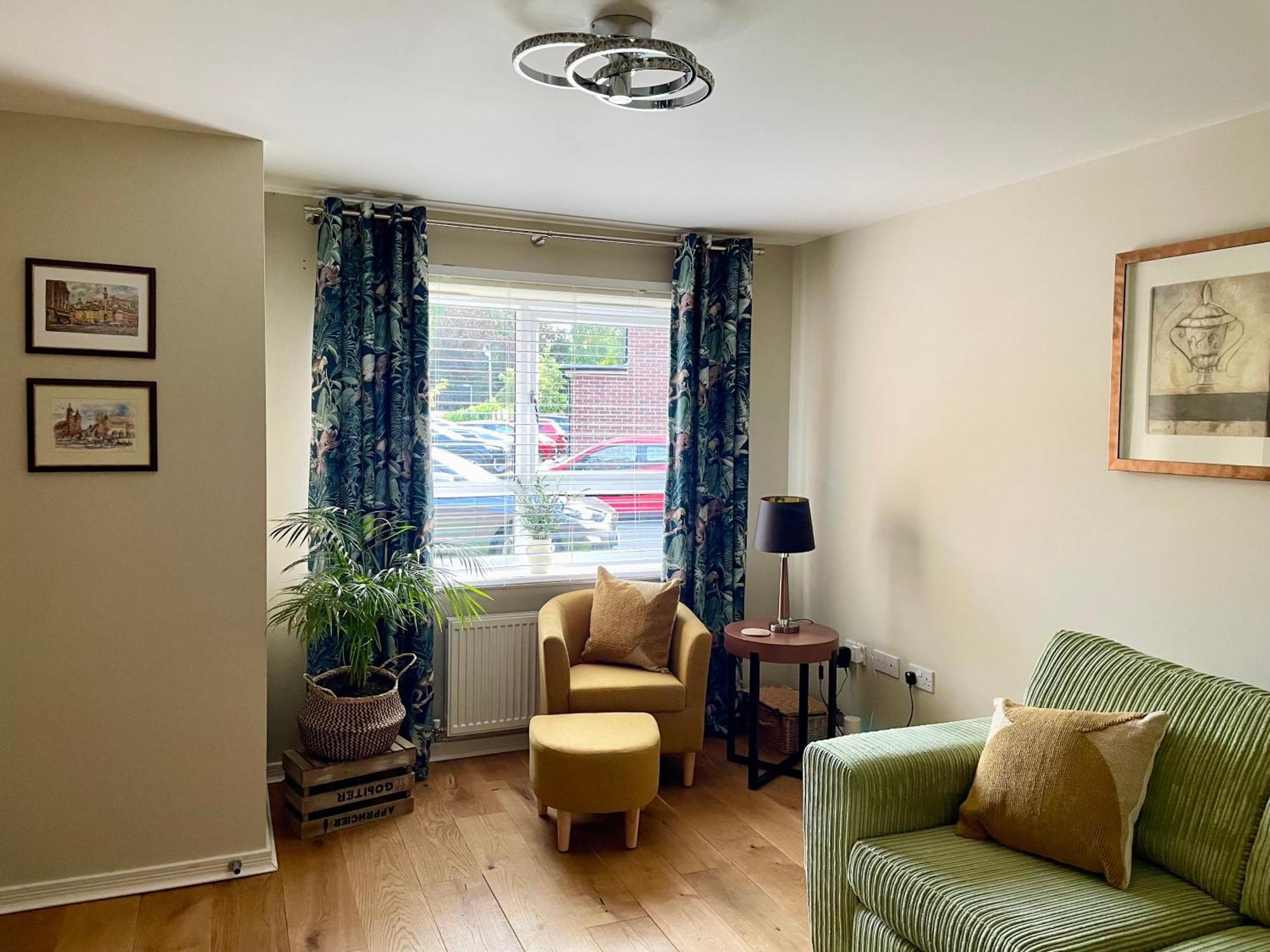 Holiday home 3 Bed House Near Centre With Off Road Parking