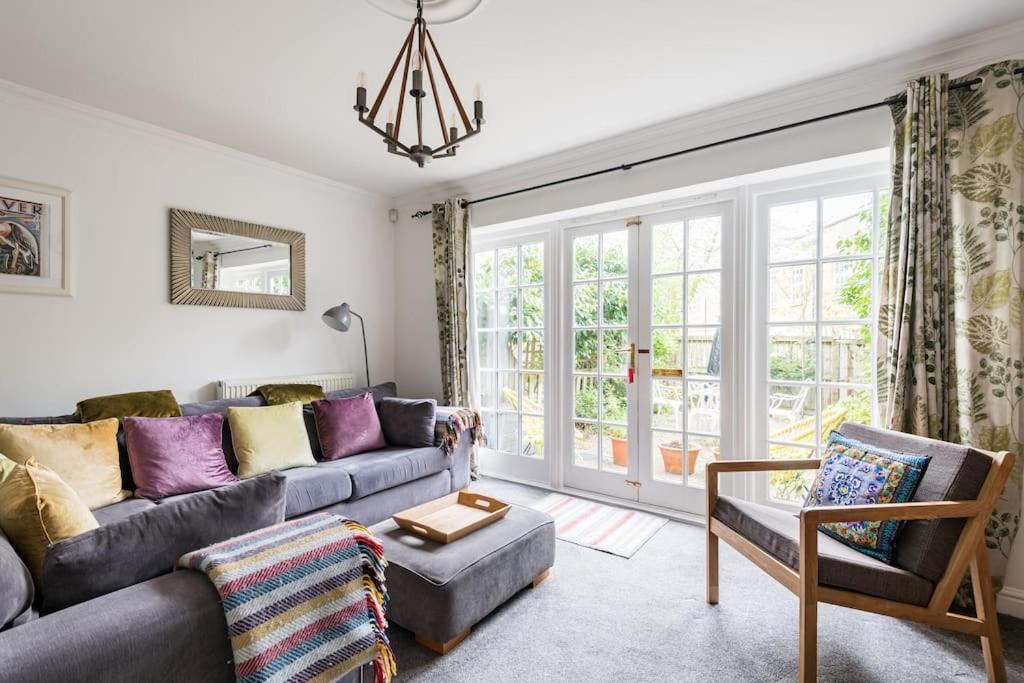 Spacious Stylish House,r/way Museum,parking,garden Holiday home *