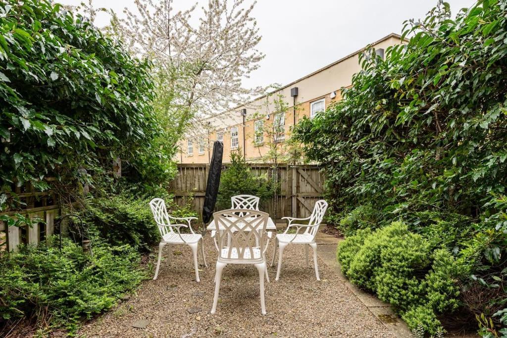 Spacious Stylish House,r/way Museum,parking,garden *