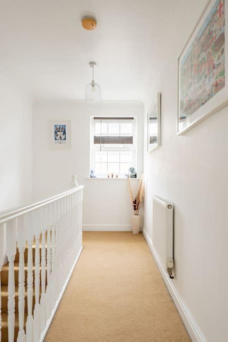 Spacious Stylish House,r/way Museum,parking,garden