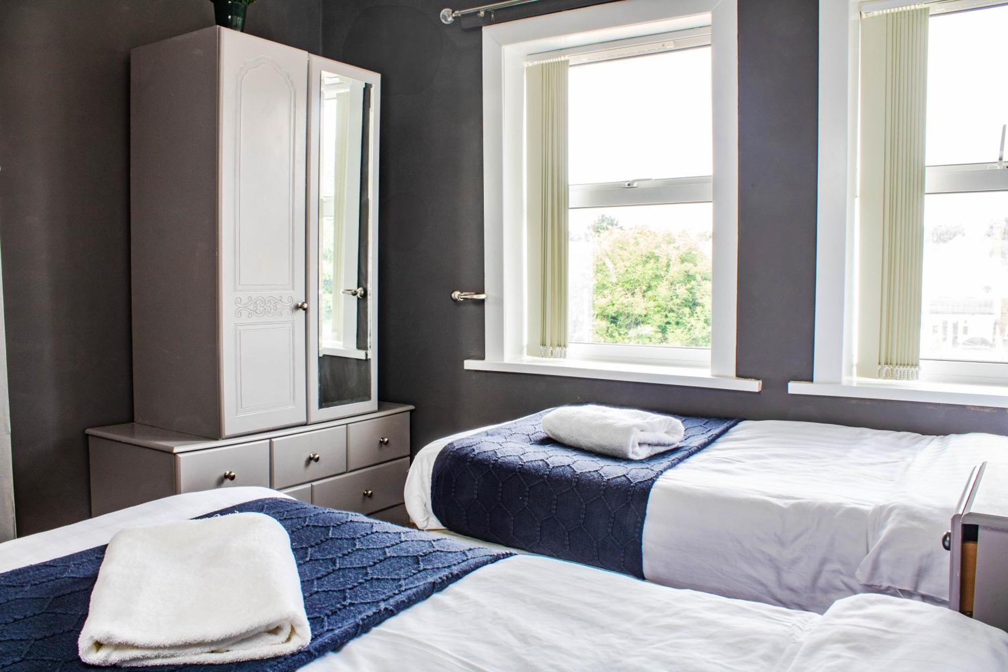 3 Bed House - Free Parking - 10 Minutes To Centre - Perfect For Families, Contractors And Relocators