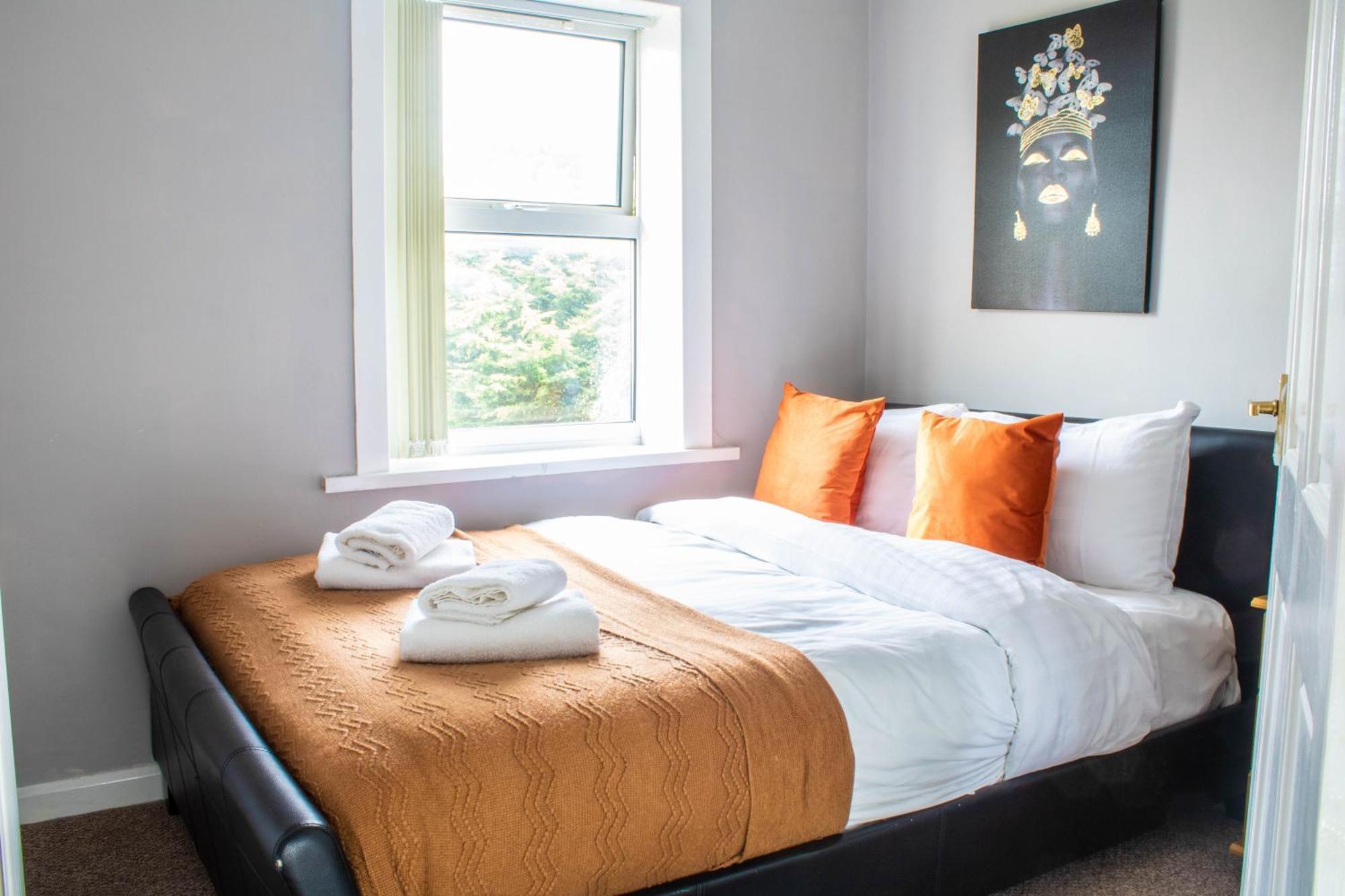 3 Bed House - Free Parking - 10 Minutes To Centre - Perfect For Families, Contractors And Relocators Holiday home York
