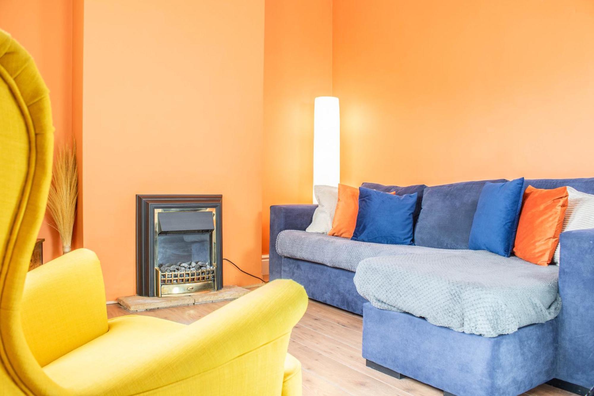 3 Bed House - Free Parking - 10 Minutes To Centre - Perfect For Families, Contractors And Relocators Holiday home *
