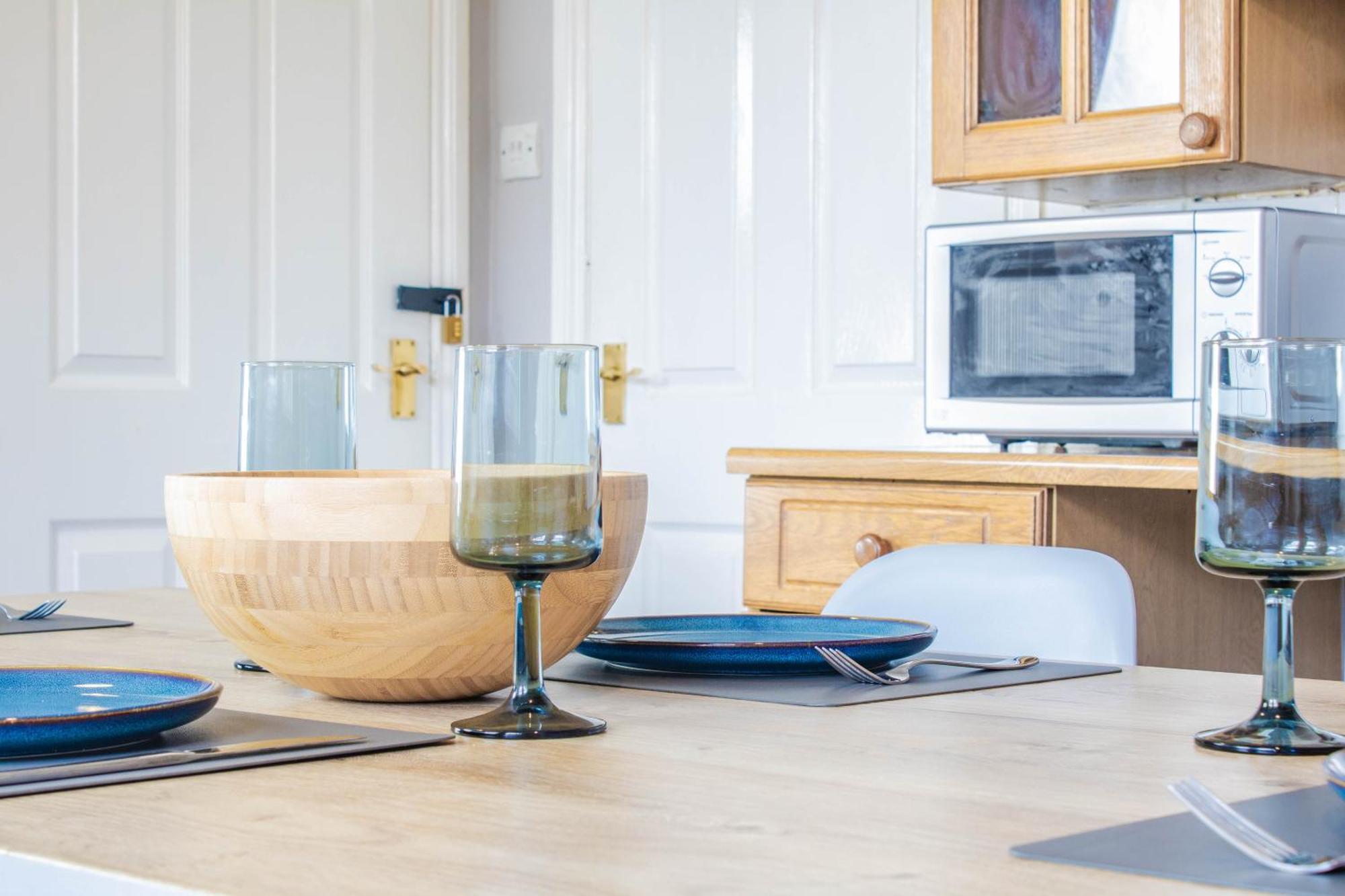 3 Bed House - Free Parking - 10 Minutes To Centre - Perfect For Families, Contractors And Relocators