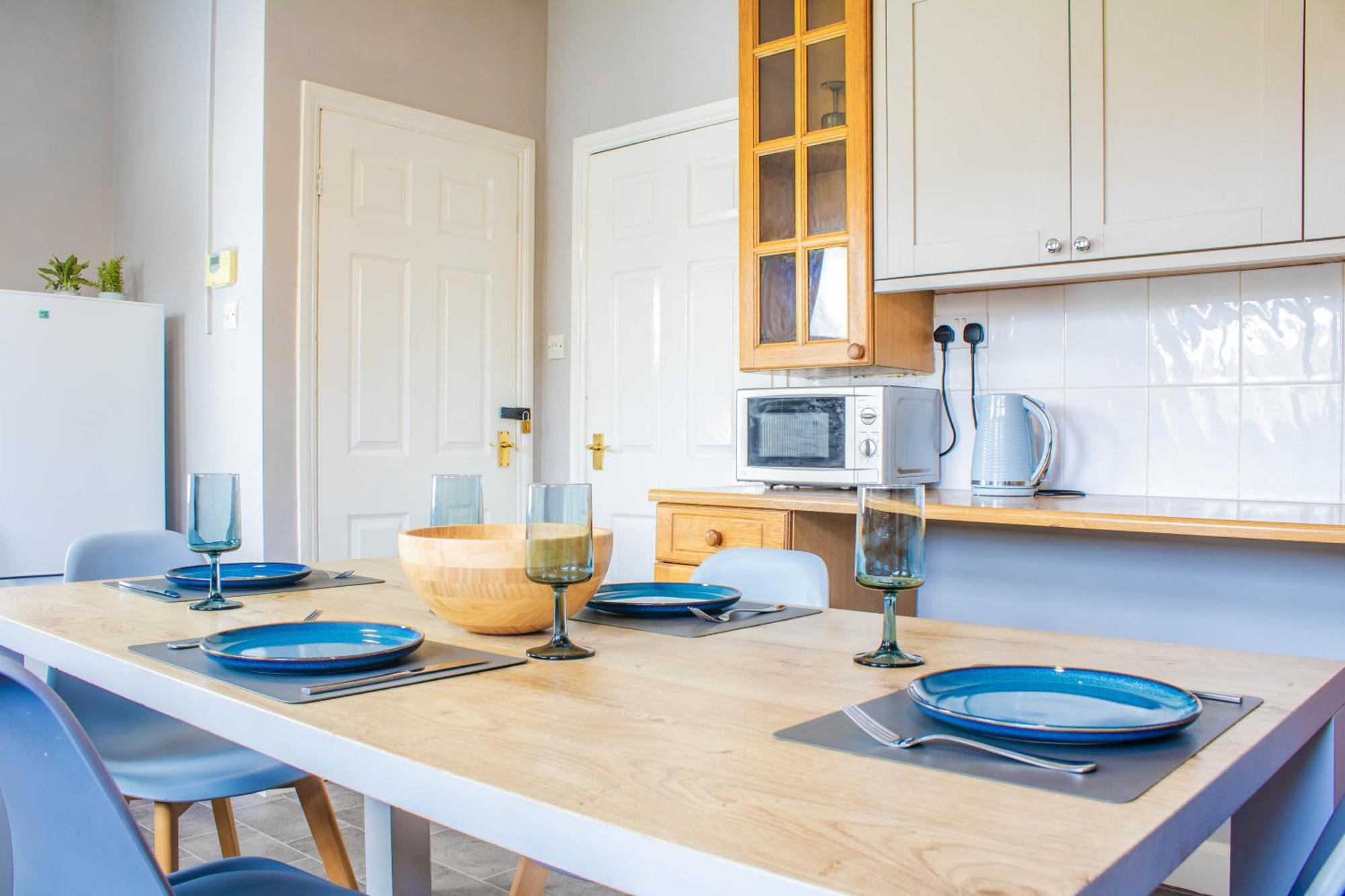 Holiday home 3 Bed House - Free Parking - 10 Minutes To Centre - Perfect For Families, Contractors And Relocators