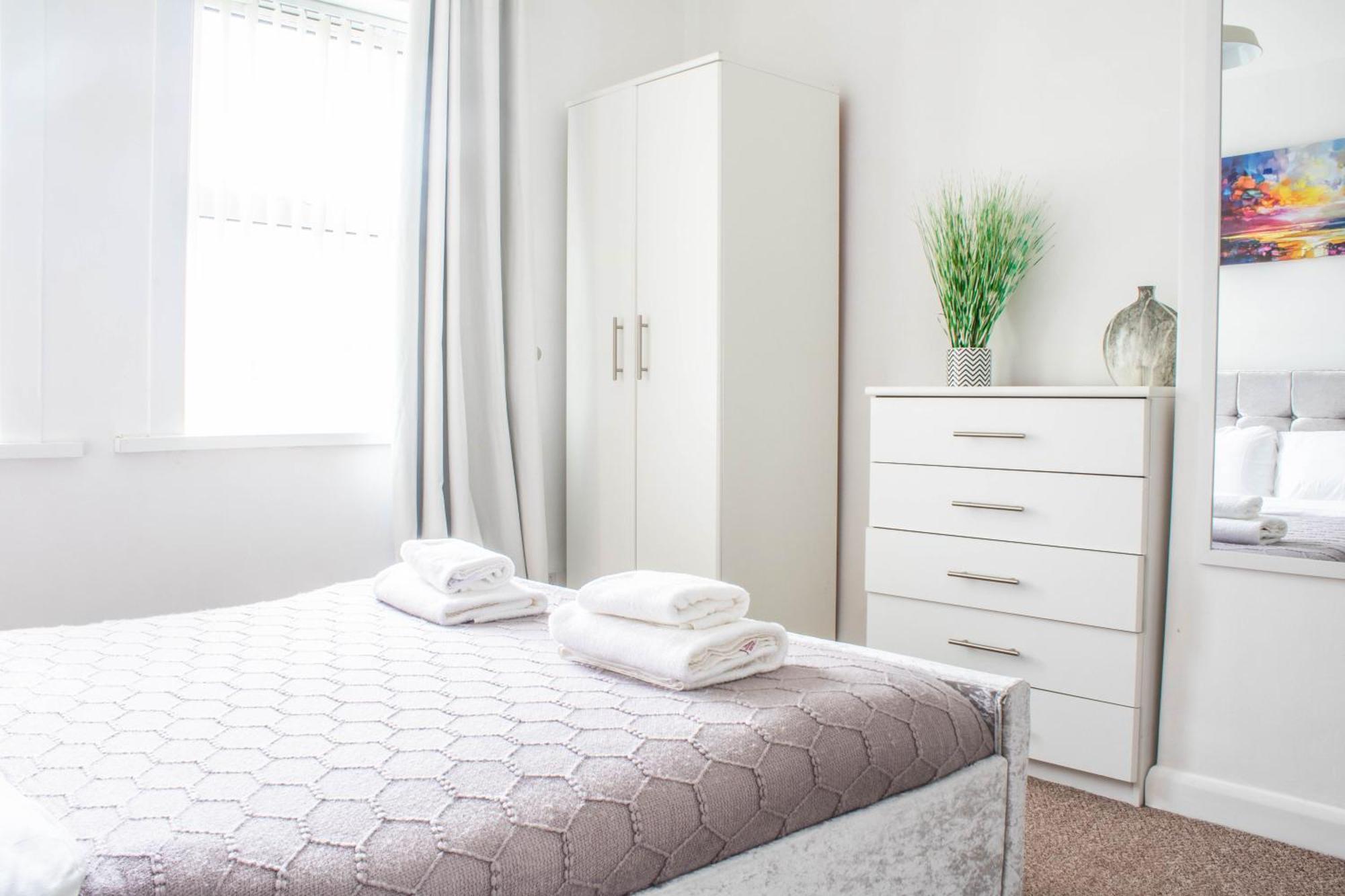 3 Bed House - Free Parking - 10 Minutes To Centre - Perfect For Families, Contractors And Relocators *