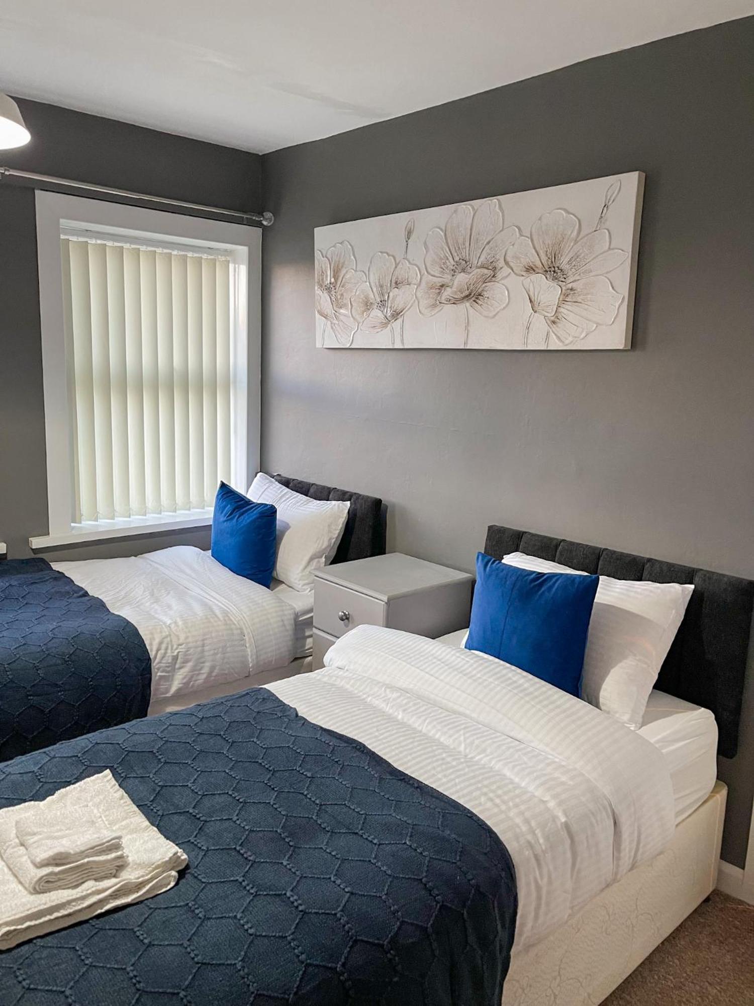 3 Bed House - Free Parking - 10 Minutes To Centre - Perfect For Families, Contractors And Relocators *