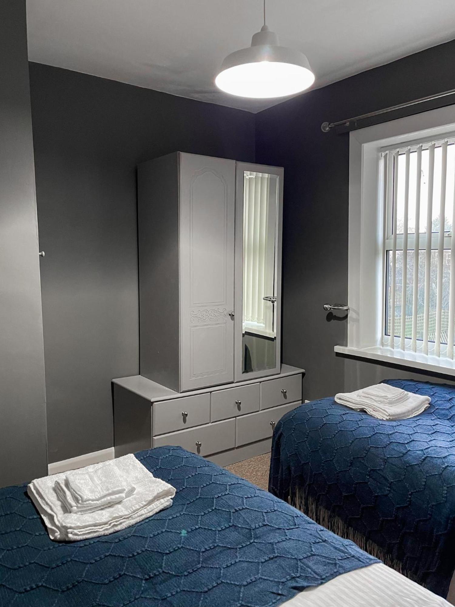3 Bed House - Free Parking - 10 Minutes To Centre - Perfect For Families, Contractors And Relocators