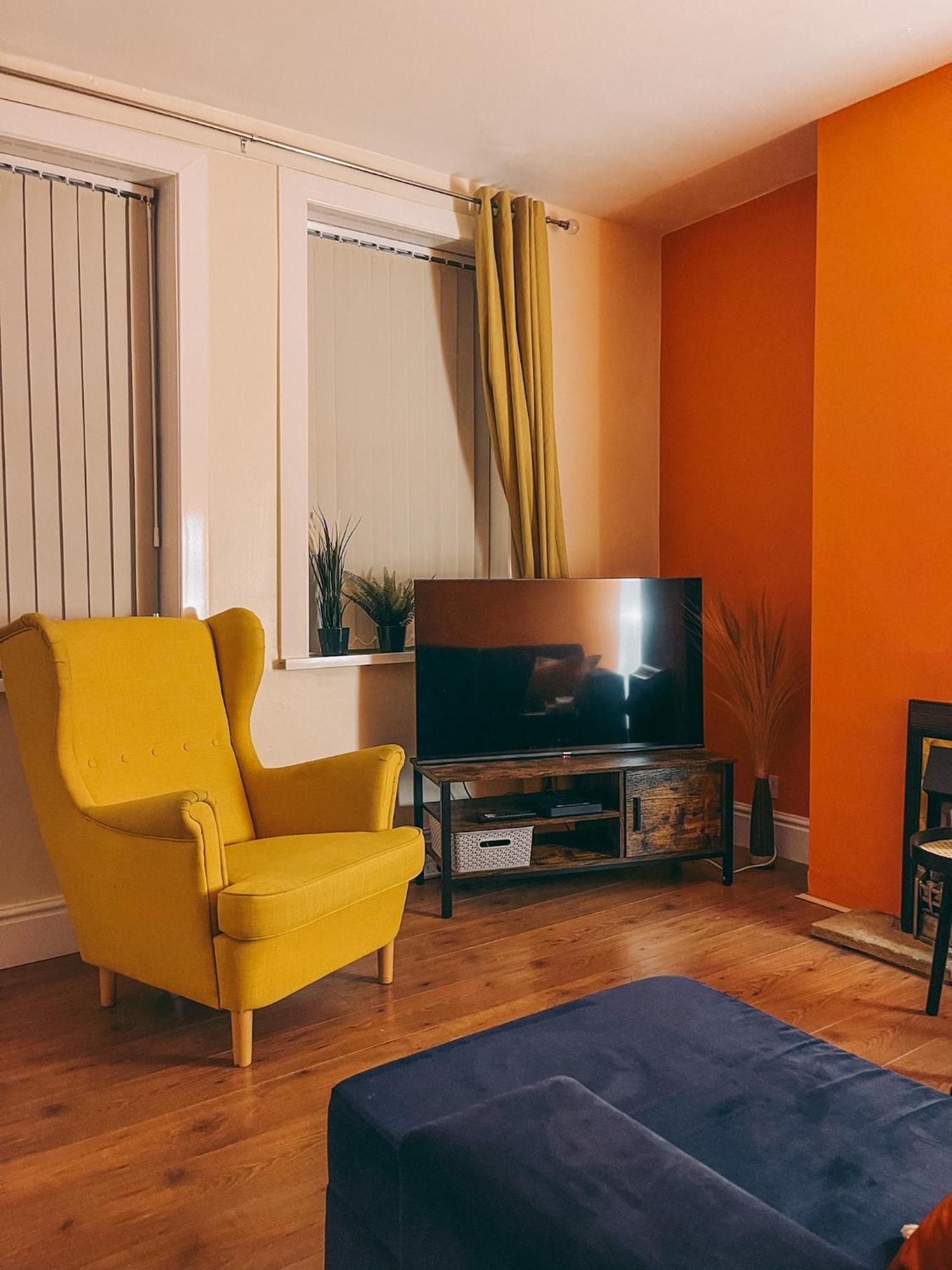 Holiday home 3 Bed House - Free Parking - 10 Minutes To Centre - Perfect For Families, Contractors And Relocators