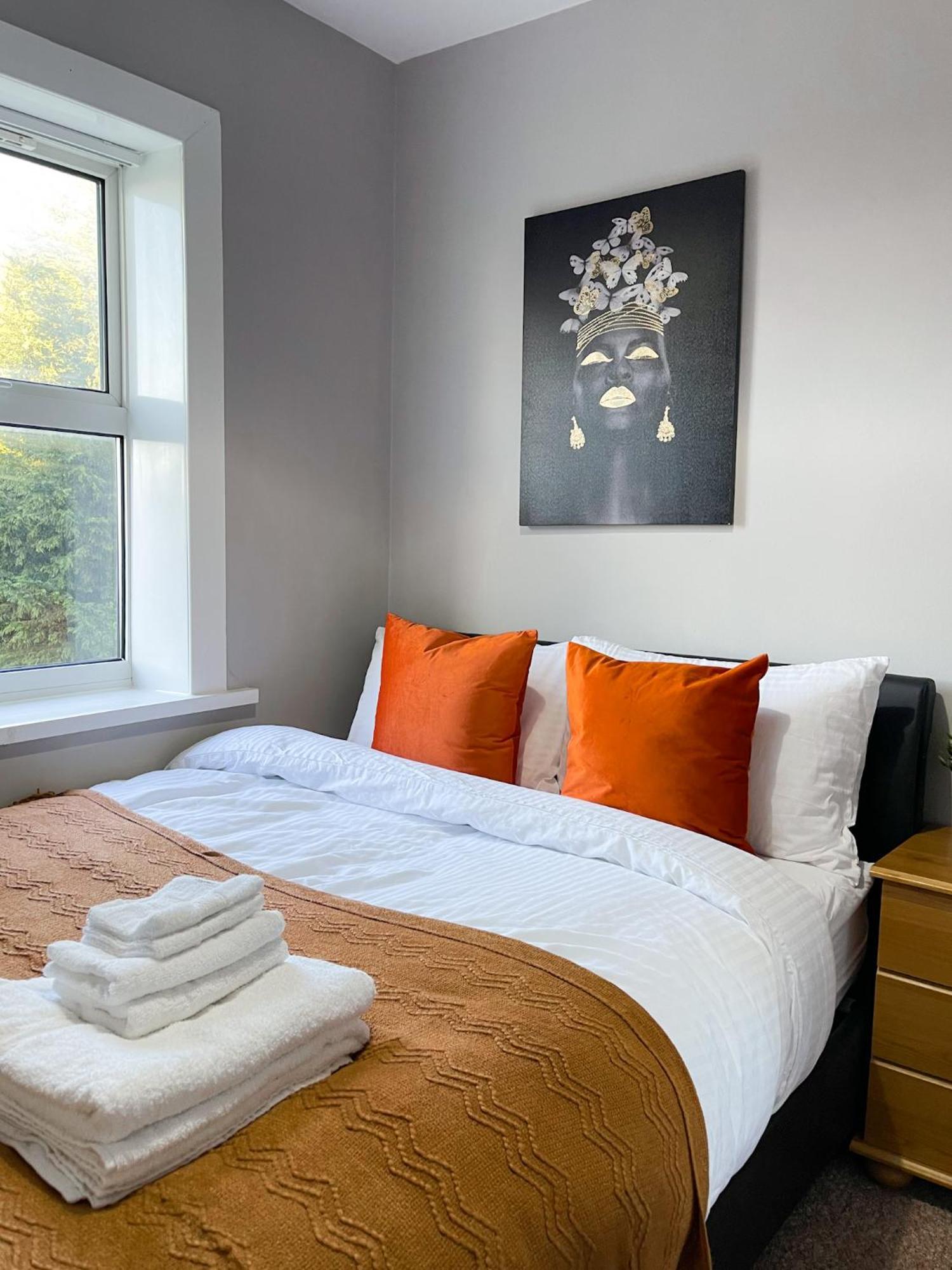 3 Bed House - Free Parking - 10 Minutes To Centre - Perfect For Families, Contractors And Relocators Holiday home *