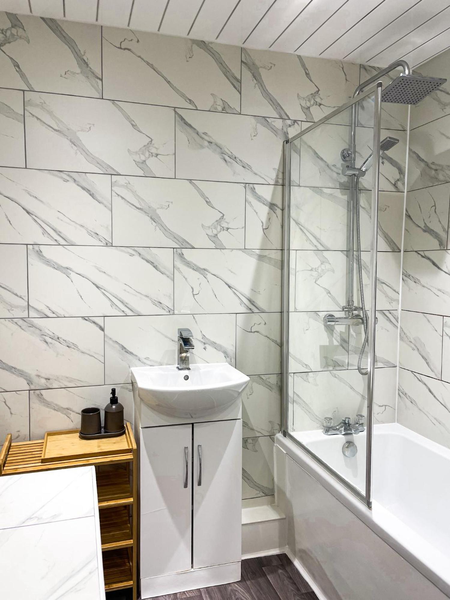 Holiday home 3 Bed House - Free Parking - 10 Minutes To Centre - Perfect For Families, Contractors And Relocators