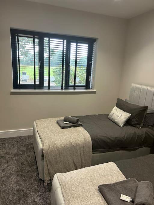 Spacious & Modern House Sleeps 8 *
