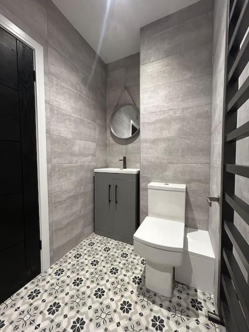 Spacious & Modern House Sleeps 8 Holiday home *