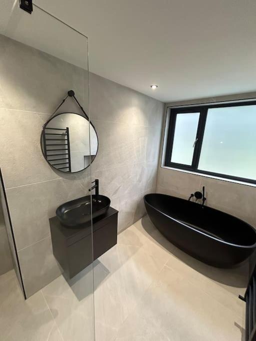 Spacious & Modern House Sleeps 8 Holiday home *