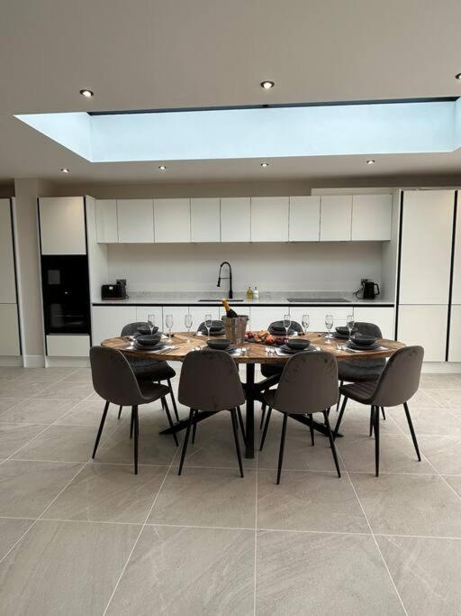 Spacious & Modern House Sleeps 8 Holiday home York