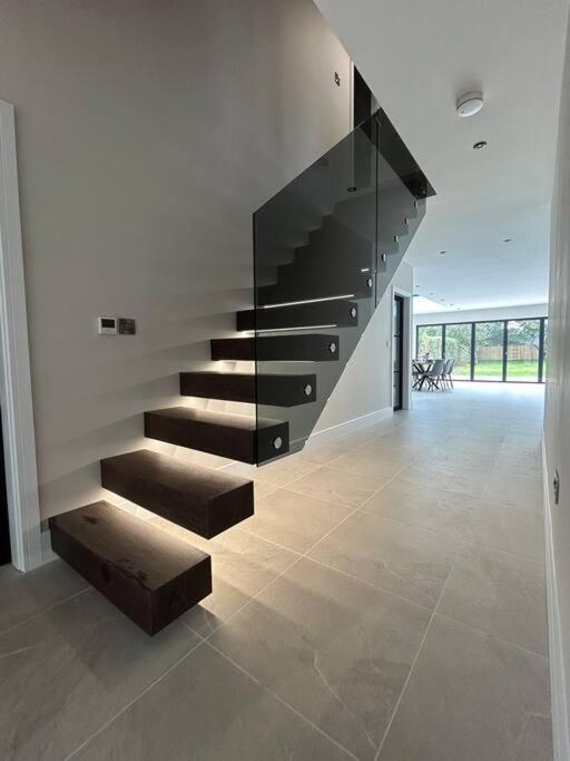Spacious & Modern House Sleeps 8 Holiday home *