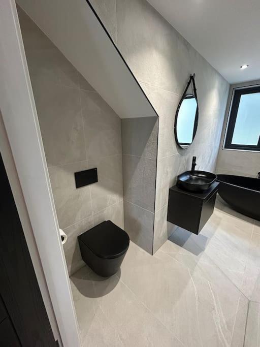 Spacious & Modern House Sleeps 8 *