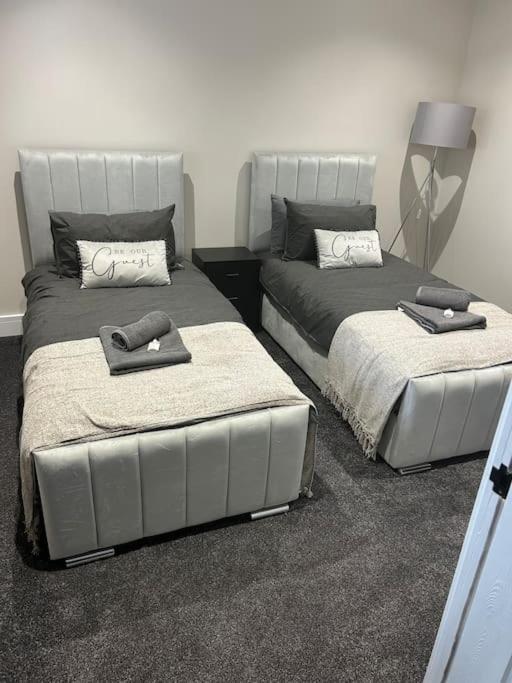Spacious & Modern House Sleeps 8 Holiday home