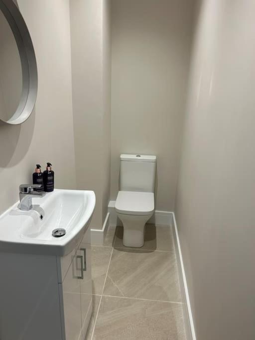 Spacious & Modern House Sleeps 8 *