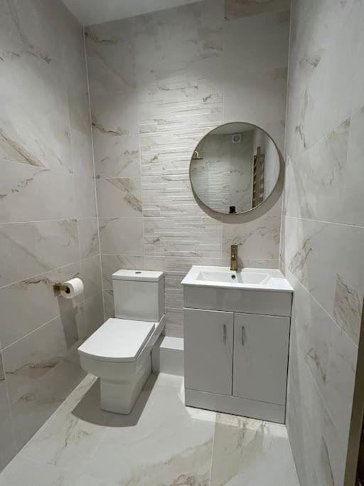 Spacious & Modern House Sleeps 8 Holiday home *