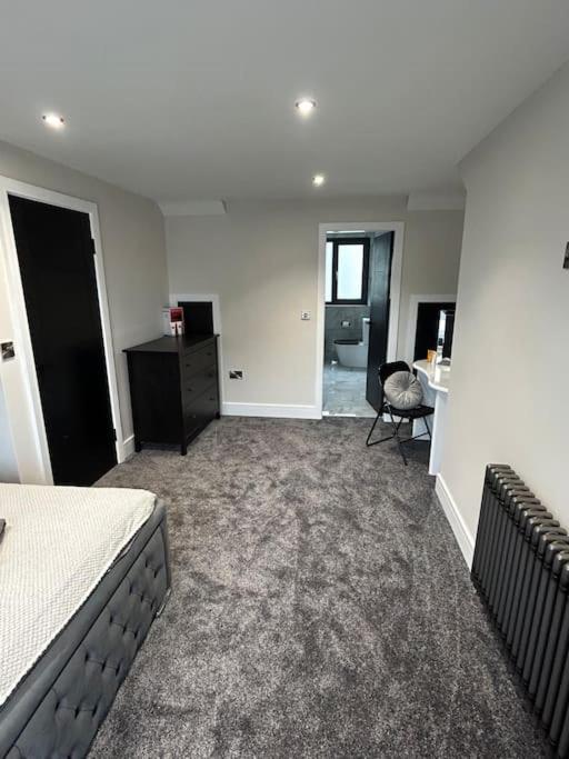 Spacious & Modern House Sleeps 8 Holiday home York