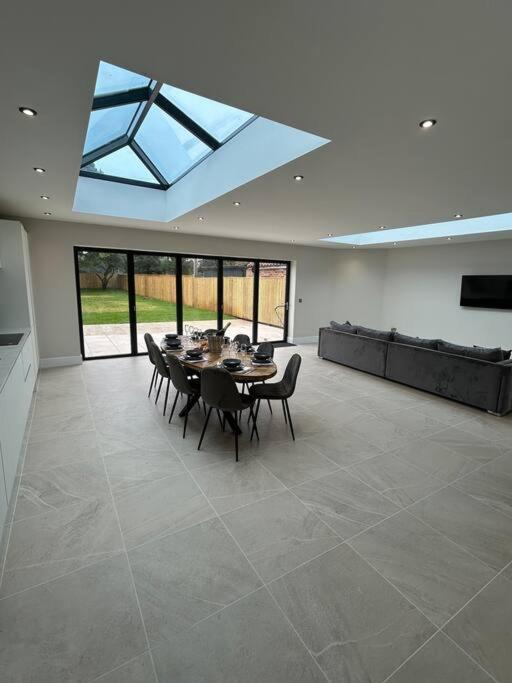 Spacious & Modern House Sleeps 8 *