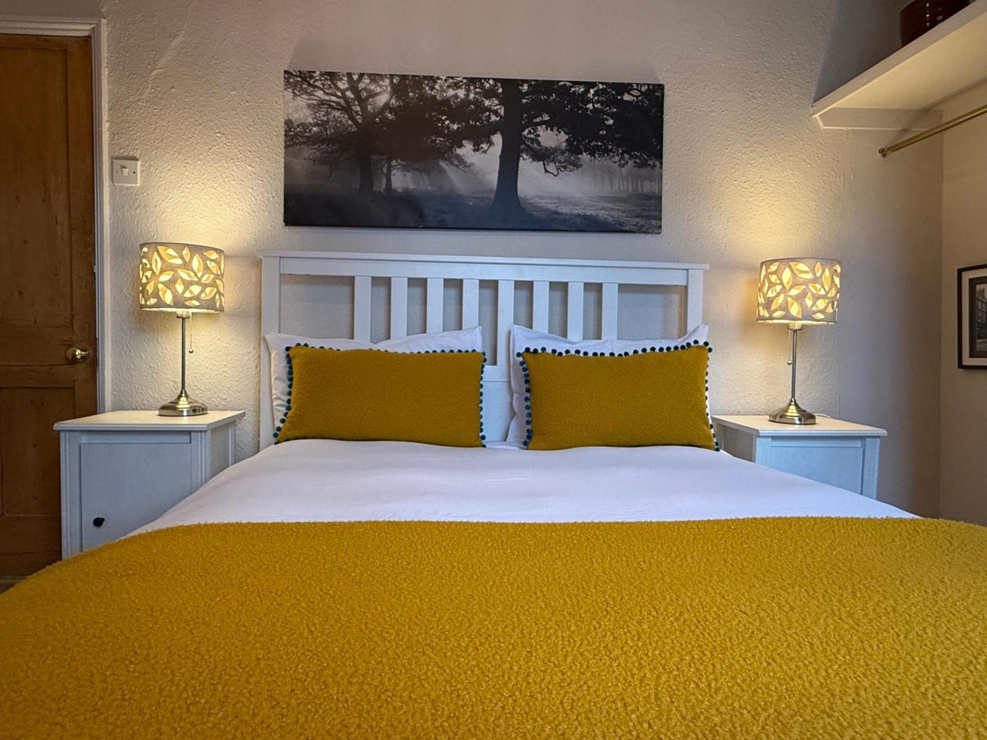 Comfy Within Wall, 10 Mins Walk To Centre, Attractions & Railway Station Holiday home *