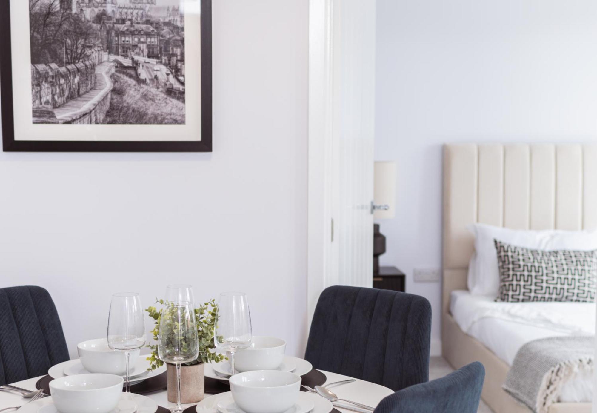 Stylish New-build, Free Parking, 20-minute Walk To Centre Apartment *