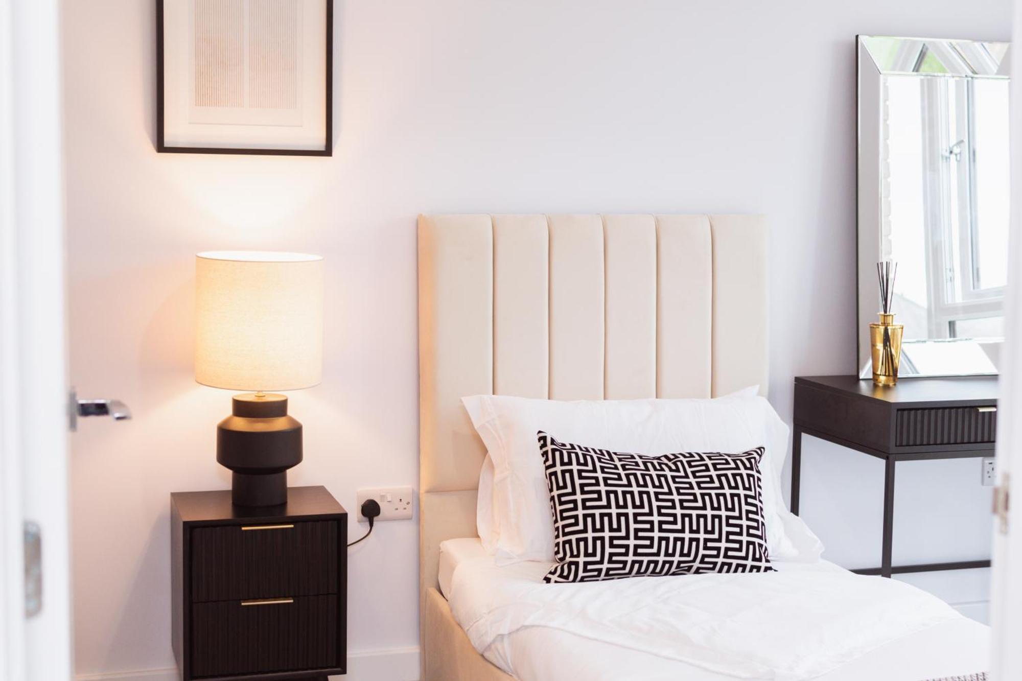 Apartment Stylish New-build, Free Parking, 20-minute Walk To Centre *