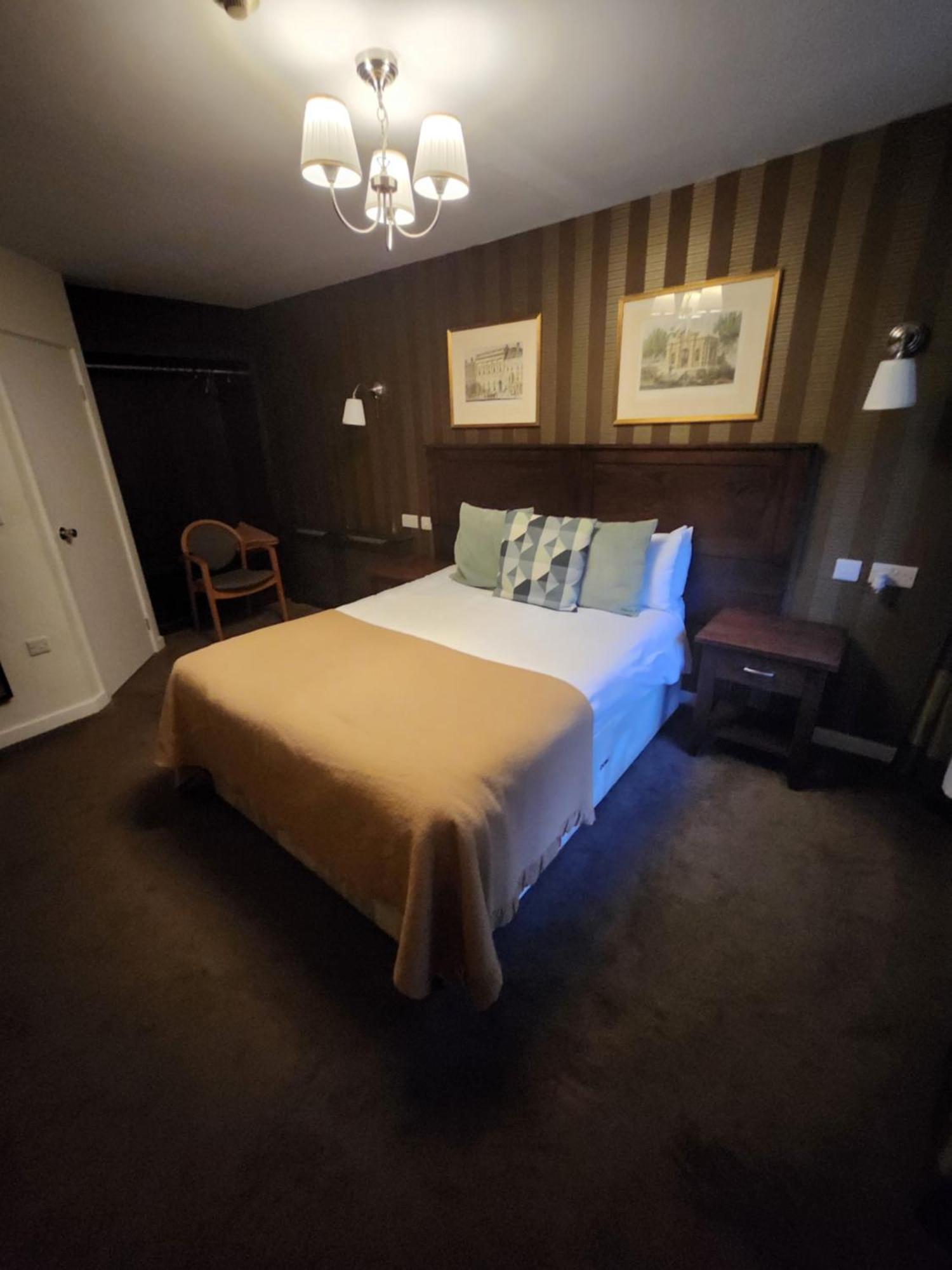 Red Lion & Hotel