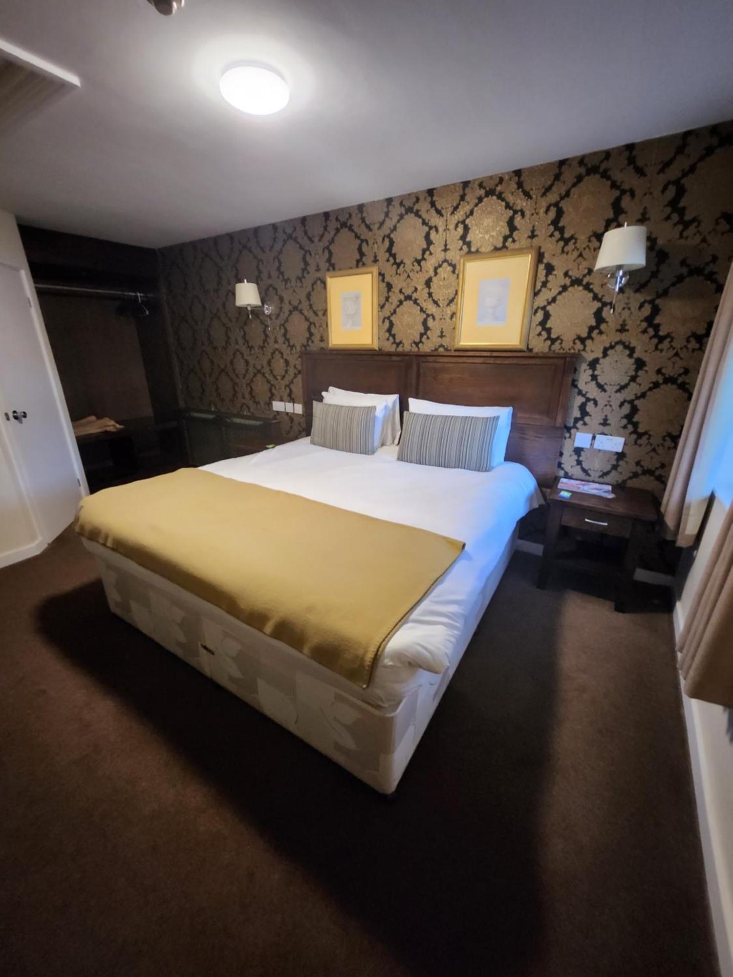 Red Lion & Hotel