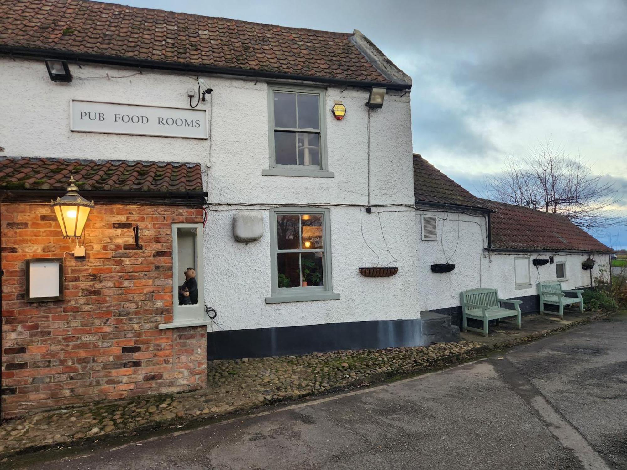 Red Lion & Hotel