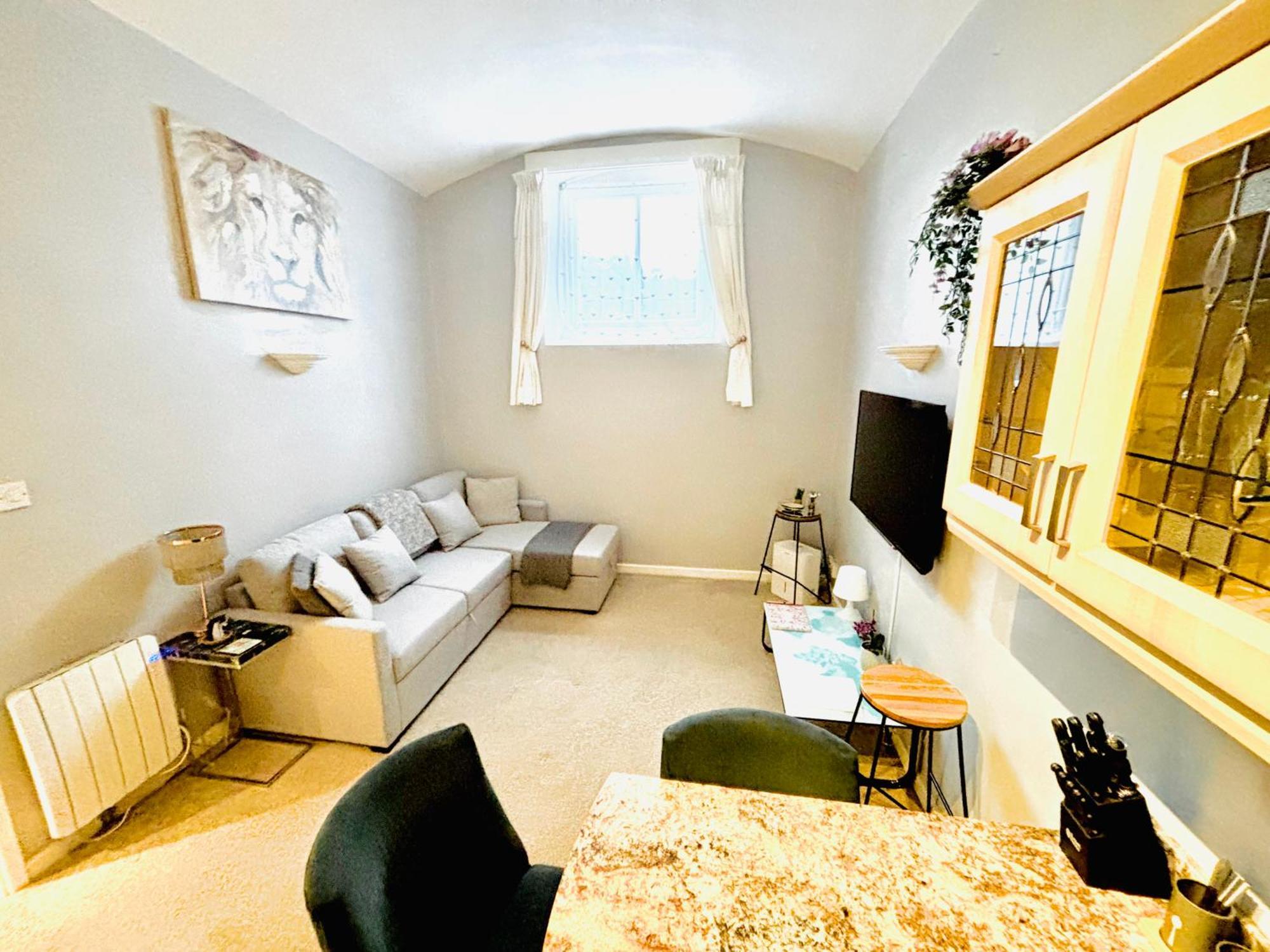 County House Centre With Parking Sleeps 4 Apartment